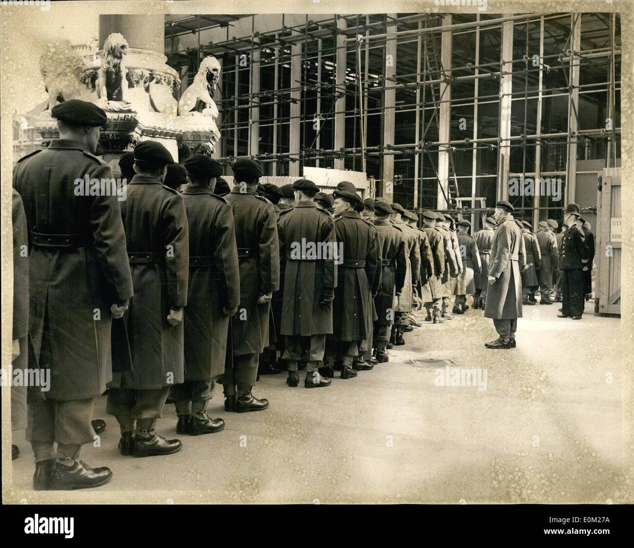 Mar 03, 1953 - Prova di truppe Westminster Abbey posti a sedere: Gli uomini della Royal Artillery e le protezioni reggimenti andò a Westminster Abbey questa mattina per testare l' incoronazione dei posti a sedere. La foto mostra la scena come truppe andare in abbazia per le prove di questa mattina. Foto Stock
