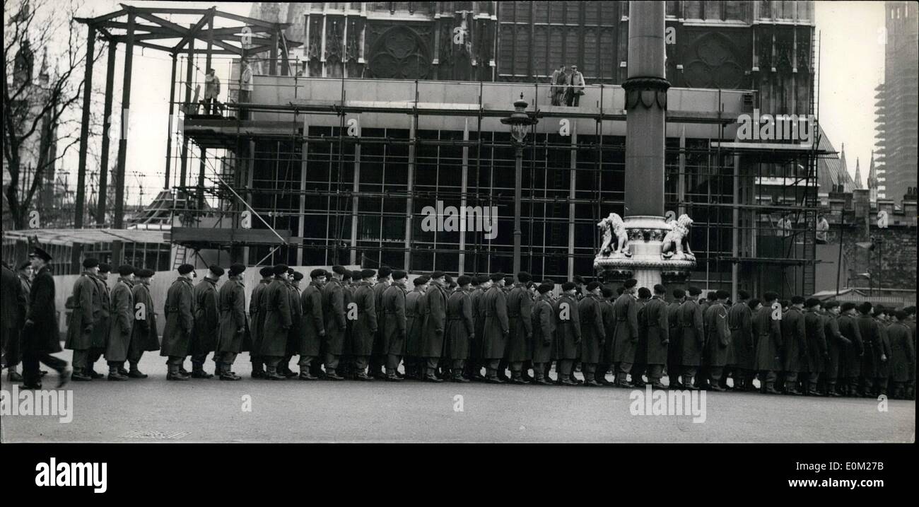Mar 03, 1953 - Prova di truppe Westminster Abbey la disposizione dei posti a sedere.: gli uomini della Royal Artillery e le protezioni reggimenti andò a Westminster Abbey questa mattina per testare l' incoronazione dei posti a sedere. La foto mostra gli uomini della Royal Artillery andando nell'Abbazia per le prove di questa mattina. Foto Stock