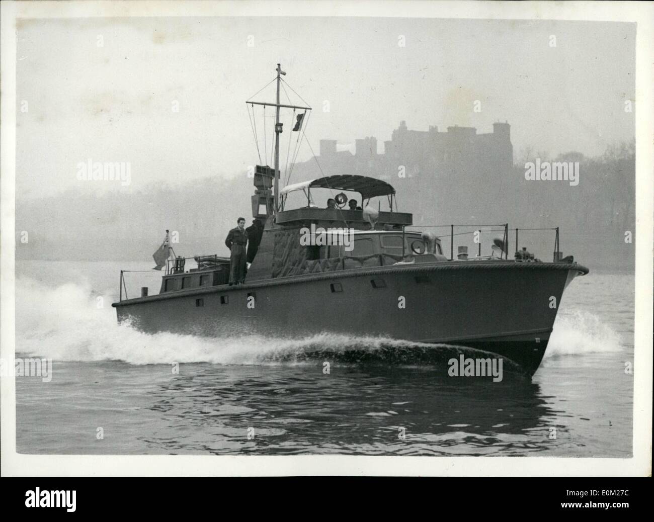 Mar 03, 1953 - Fast Patrol per lancio di Ceylon: A 58 ft pattugliamento veloce lancio che è stato costruito per il Ceylon Servizio doganale da John I. Thorneycroft & Co.Ltd, è stata dimostrata sul Tamigi oggi. La barca sarà usato su anti-dazi di contrabbando e opererà principalmente tra le isole al largo di Ceylon. La barca è dotata di radar e radio telefono, i proiettori e forte megafono. La foto mostra: nuovo lancio 'Sunga Marutham'' visibile alla velocità durante la manifestazione di oggi sul Tamigi a Chelsea. Foto Stock