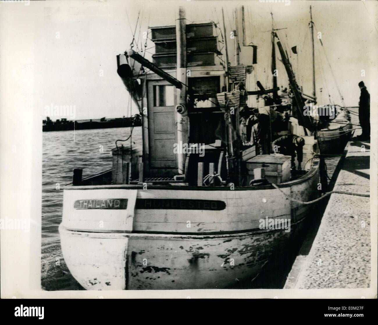 Mar 03, 1953 - Polonia detiene navi danesi: la Polonia ha sequestrato sei danese barche da pesca con 30 danesi a bordo, nella baia di Hela, vicino Danzing. La barca da pesca della Thailandia, che è stata sequestrata con gli altri, si staccò, e siamo tornati a Bornholm, l'isola danese di oggi. Nessuna dichiarazione ufficiale su entrambi i lati ha legato il sequestro con la detenzione del russo-costruito jet da combattimento il cui pilota polacco ha chiesto asilo politico in Danimarca, ma Bornholm pescatore ha detto che si trattava di una rappresaglia. La foto mostra il danese barca da pesca in Thailandia, visto arrivare al Porto di Bonne, Bornhelm, oggi. Foto Stock