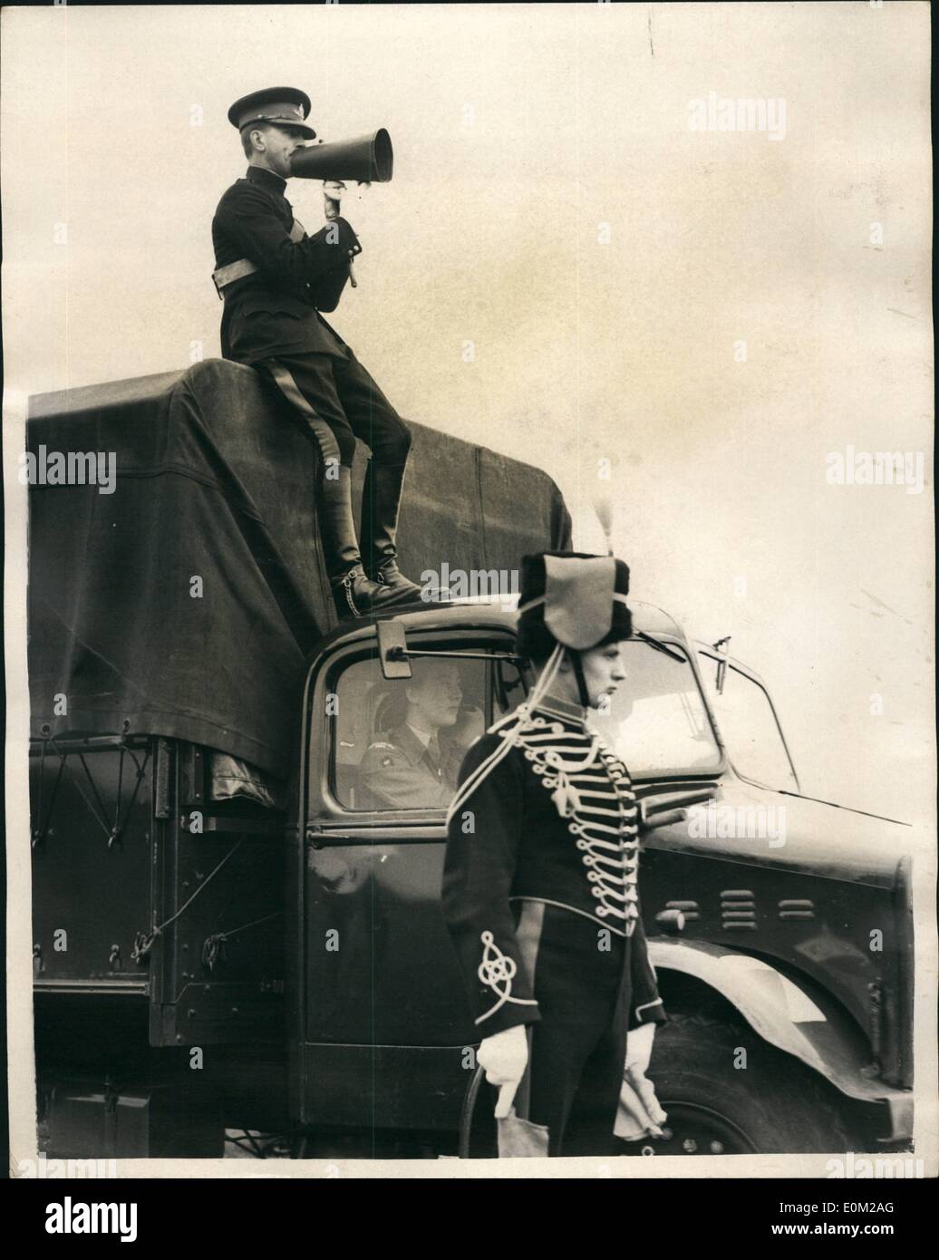 Apr. 04, 1953 - Re, le truppe del F.W.G. In corrispondenza delle prove principali Weldon fornisce istruzioni: Il re della truppa di Royal cavallo artiglieria era a vb visto ripassando a Wormwood Scrubs questa mattina per i public display di quest'anno. Un nuovo mattino è effettuata da sei cavalli con agile e un tredici meditare pistola - in cui si carica su un arco di tre piedi sottobosco recinto. I fili, medio e cavalli ruota jump indipendentemente a pistola e agile essendo trascinato sopra la recinzione. Mostra fotografica di grandi F.E.G Foto Stock
