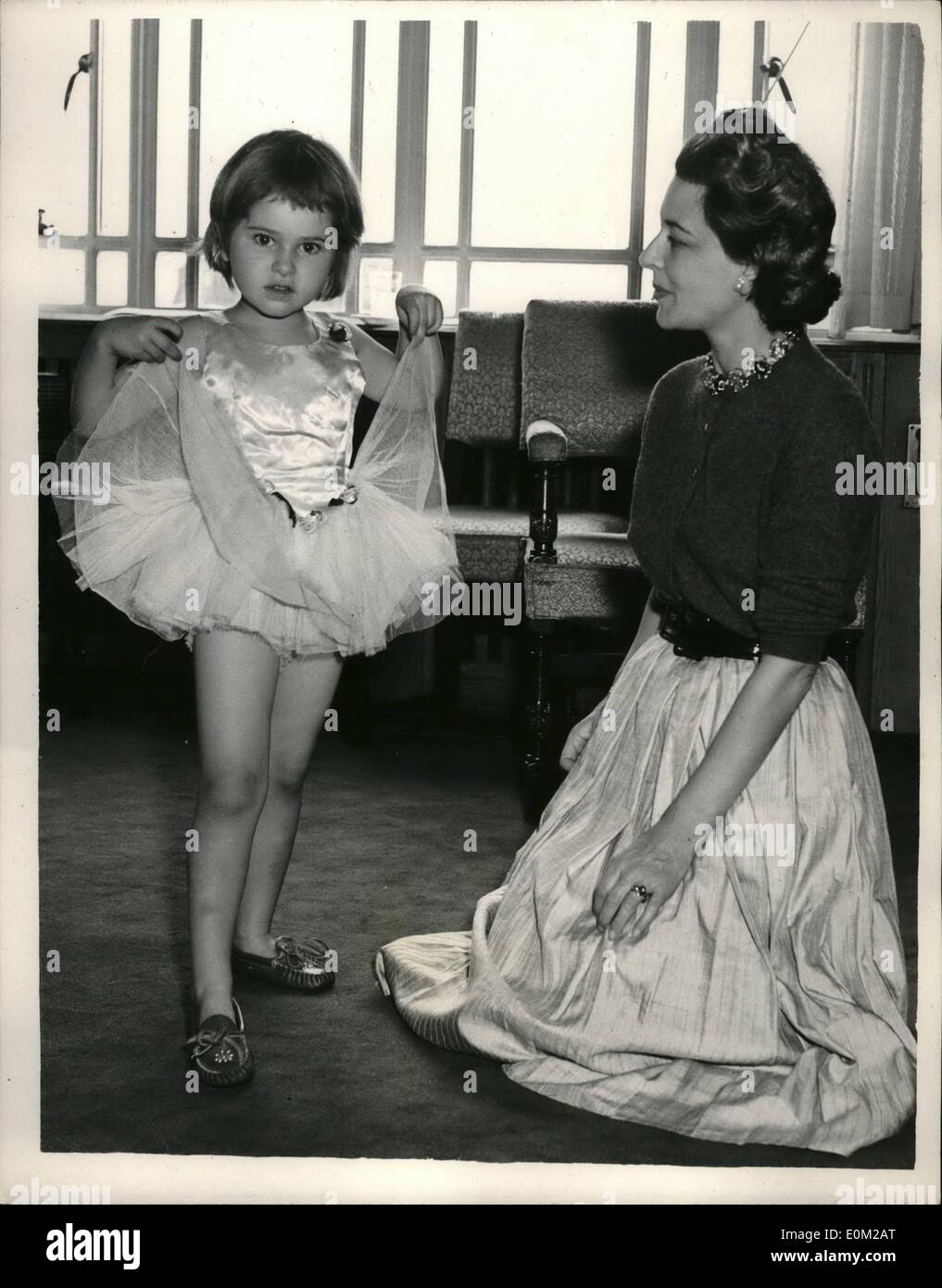 Apr. 04, 1953 - Sig.ra Mason e Portland Vieni a Londra il Youngeter nella formazione di balletto. Mostra fotografica di Portland Mason i quattro anni di figlia della schermata star James Mason - visto in un abito di balletto recentemente presentato a lei - al Doorchester oggi - come ella pratica a pochi passi di danza con la madre. La sig.ra Mason e Portland arrivati tardi la notte scorsa dagli Stati Uniti e sono stati raggiunti da James Mason che è stata ripresa in Europa. Foto Stock Apr. 04, 1953 - Sig.ra Mason e Portland Vieni a Londra il Youngeter nella formazione di balletto. Mostra fotografica di Portland Mason i quattro anni di figlia della schermata star James Mason - visto in un abito di balletto recentemente presentato a lei - al Doorchester oggi - come ella pratica a pochi passi di danza con la madre. La sig.ra Mason e Portland arrivati tardi la notte scorsa dagli Stati Uniti e sono stati raggiunti da James Mason che è stata ripresa in Europa. Foto Stock
