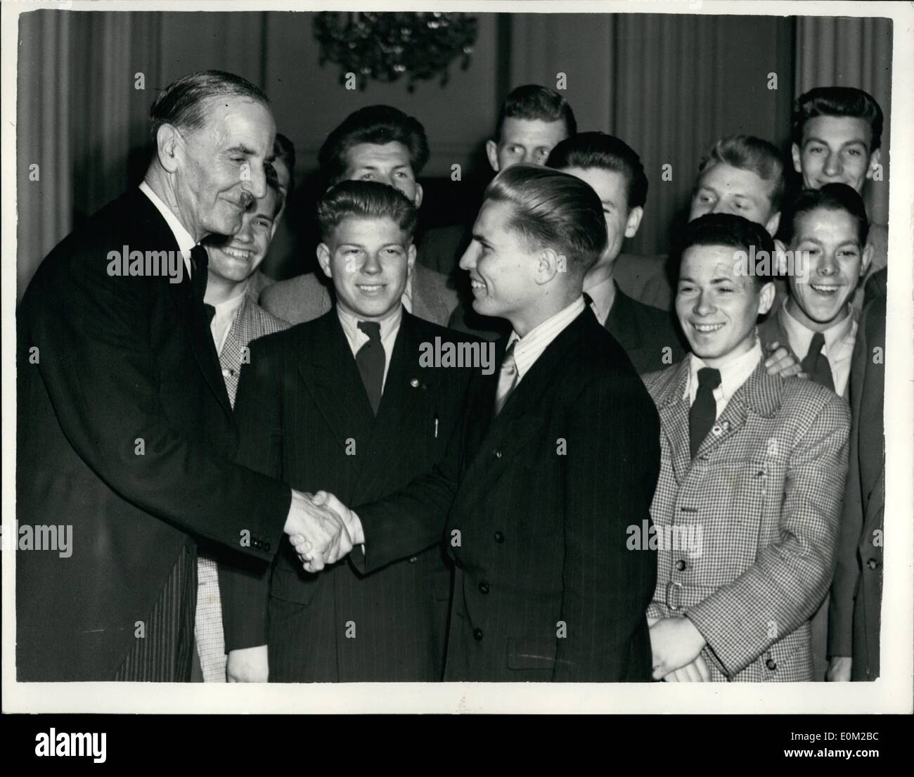 Apr. 04, 1953 - Tedesco ragazzo della squadra di calcio visita il Sindaco. Il tedesco F.A. Team di giovani che sono arrivati nel paese per i giochi contro l'Associazione Nazionale dei Boys Club a Selhurst Park e Brighton e Hove suolo, oggi ha pagato una visita al Sindaco presso la Mansion House. OPS: il sindaco di Londra, sir Rupert De La Bere, p.f. scuote le mani con Horst Barth, 18 anni, da Goettingen, guardare da altri membri del tedesco di F.A. Squadra Giovanile. Foto Stock