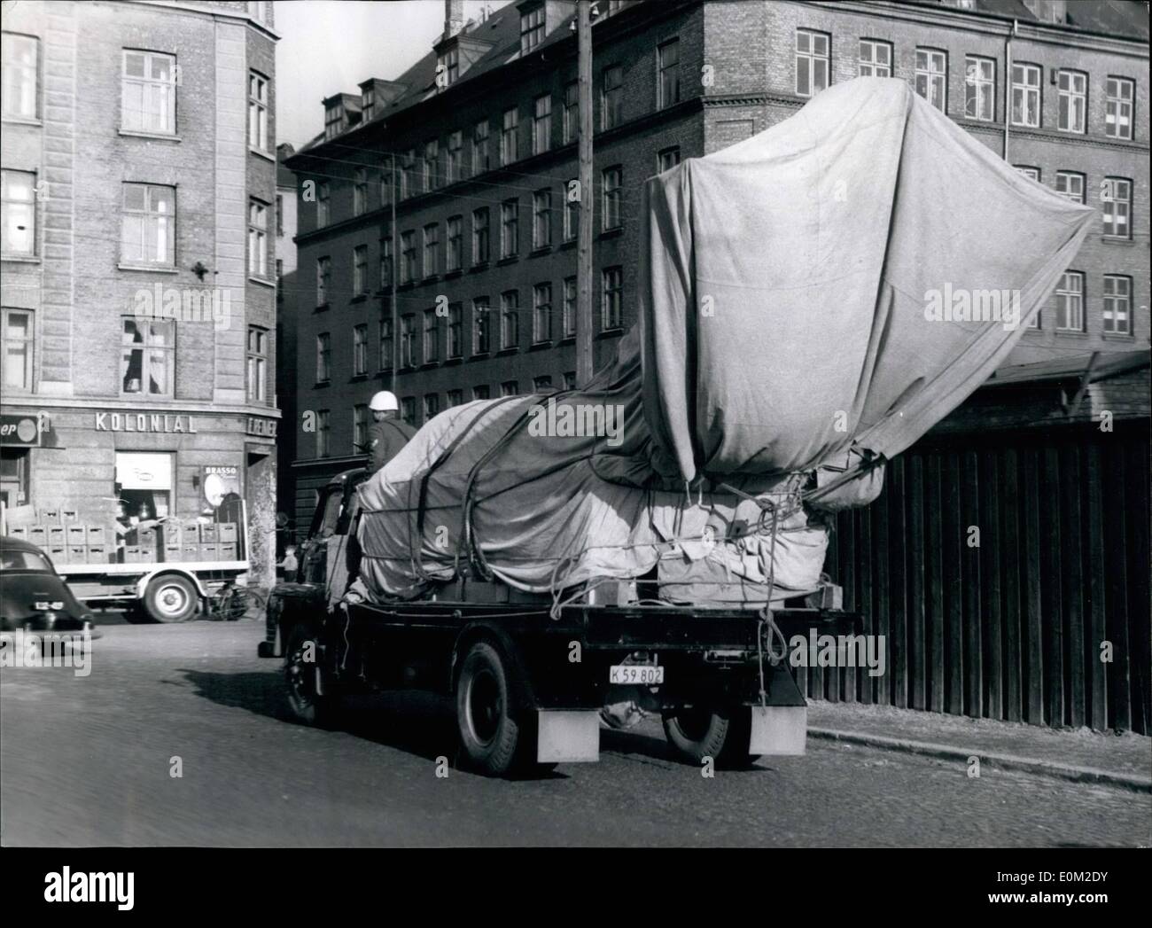 Mar 10, 1953 - 10.3.53 Russo Mig Jet in Copenhagen. Sotto il più grande segreto, il russo costruito 15 MIG jet da combattimento, che era atterrato da un pilota polacco nell'isola danese di Bornholm, recentemente, ieri è stato trasportato a Copenaghen, sotto un danese marini e Air Force guardia. Il MIG era coperto con un foglio di tela e prese per una destinazione sconosciuta. La Polonia è stato detto che qualche volta devono trascorrere prima del rilascio dei jet da combattimento, come le circostanze della misteriosa di atterraggio forzato e del pilota polacco devono essere attentamente esaminati Foto Stock