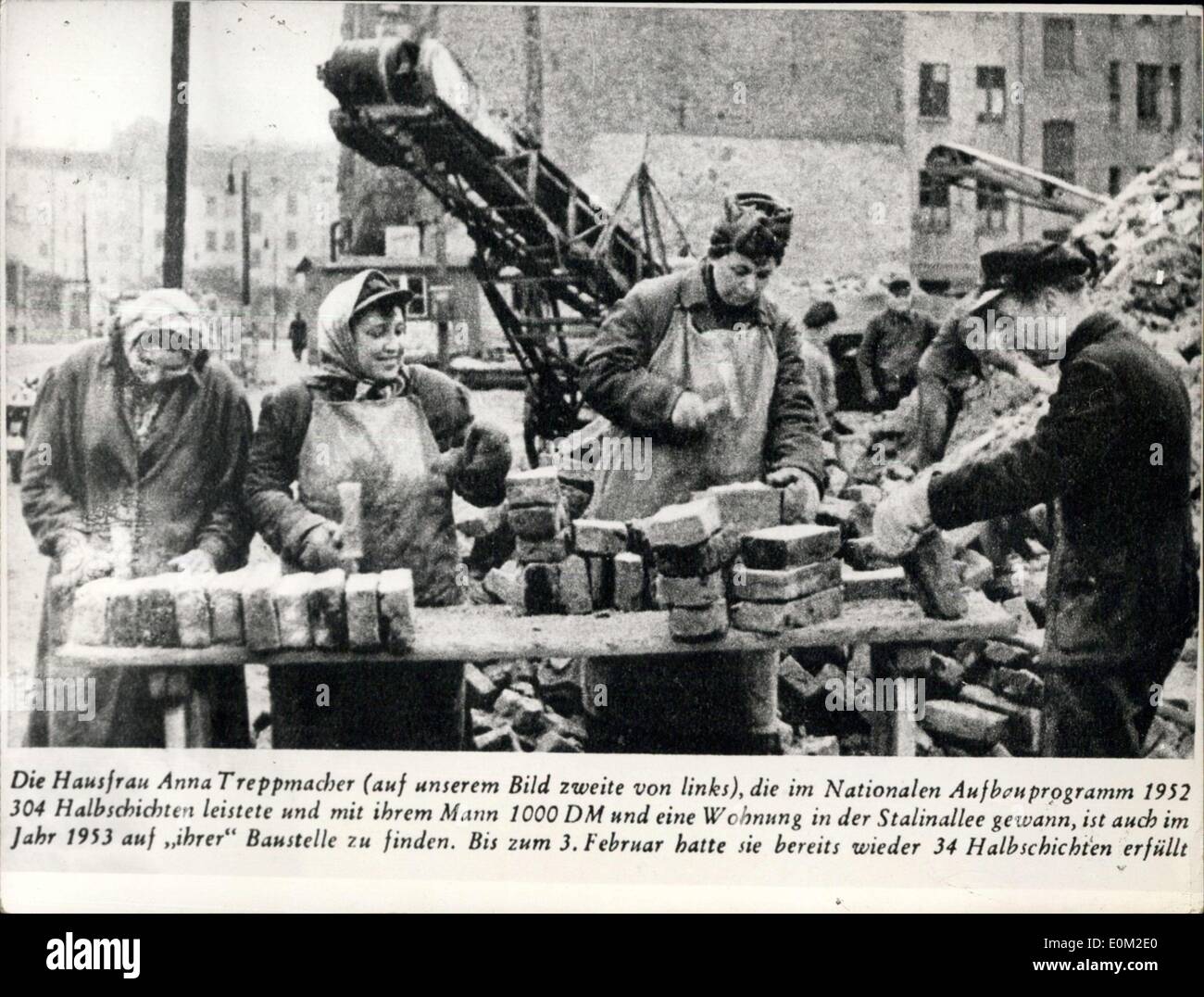 Mar 10, 1953 - Le donne che lavorano nell'est-zona di Germania ? Stiamo posizionando la foto che abbiamo preso fuori del ?Illustrierte Rundschau? Pubblicato in Berlino a disposizione di tutti gli editor?s uffici aggiungendo il testo originale senza alcun commento. ?La casalinga Anna Treppmacher (sulla nostra immagine la seconda da sinistra) che ha eseguito 304 semi-spostamenti durante la ricostruzione nazionale Programma 1952 e chi ha vinto insieme a suo marito 1000 DM e un piatto in Stalin-Alley è anche quest'anno per essere trovati sul terreno dell'edificio. Fino al 3 febbraio che aveva ancora una volta soddisfatto 34 semi-turni Foto Stock