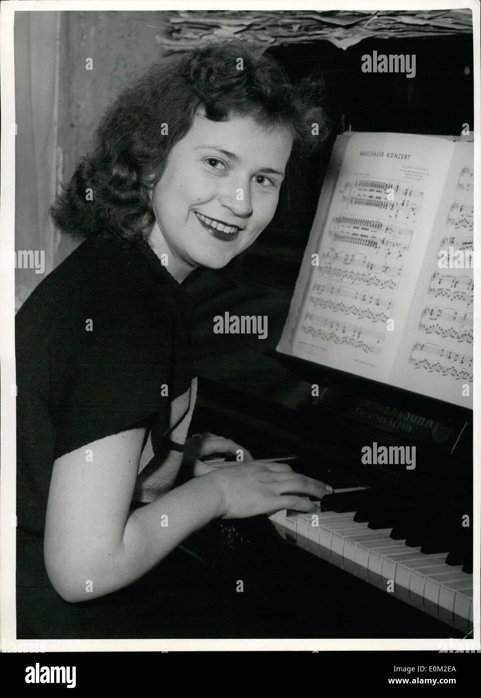 Mar 11, 1953 - ''è come una favola...non ho ancora assolutamente credere.'' nella foto è 16 enne pianista Christa Schwarz, da Berlino. Essa ha comunicato ai giornalisti che ella sarebbe andare su un grand tour attraverso l'America il prossimo mese. Ella aveva risposto solo un giornale di annunci ha richiesto un pianista fuori di divertimento. 71 enne tenore Carl Neumann, scoperto e addestrati da soldati americani, era così entusiasta del suo gioco subito dopo ha assunto la sua. Ora questo duo di il più giovane e più vecchio team musicale sarà in tour, che dovrebbe durare da quattro a cinque anni. Foto Stock