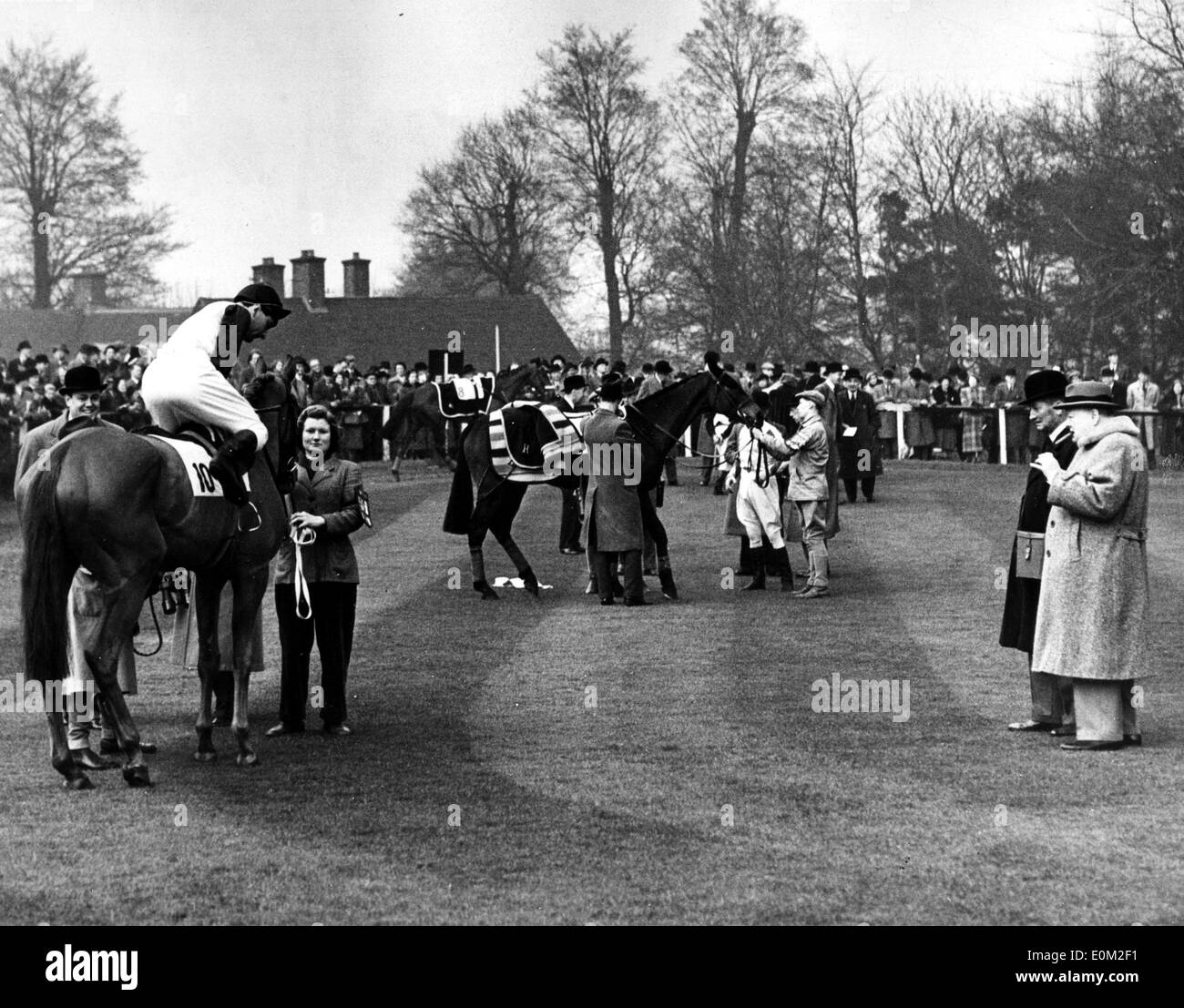 Sir Winston Churchill a corse di cavalli Foto Stock