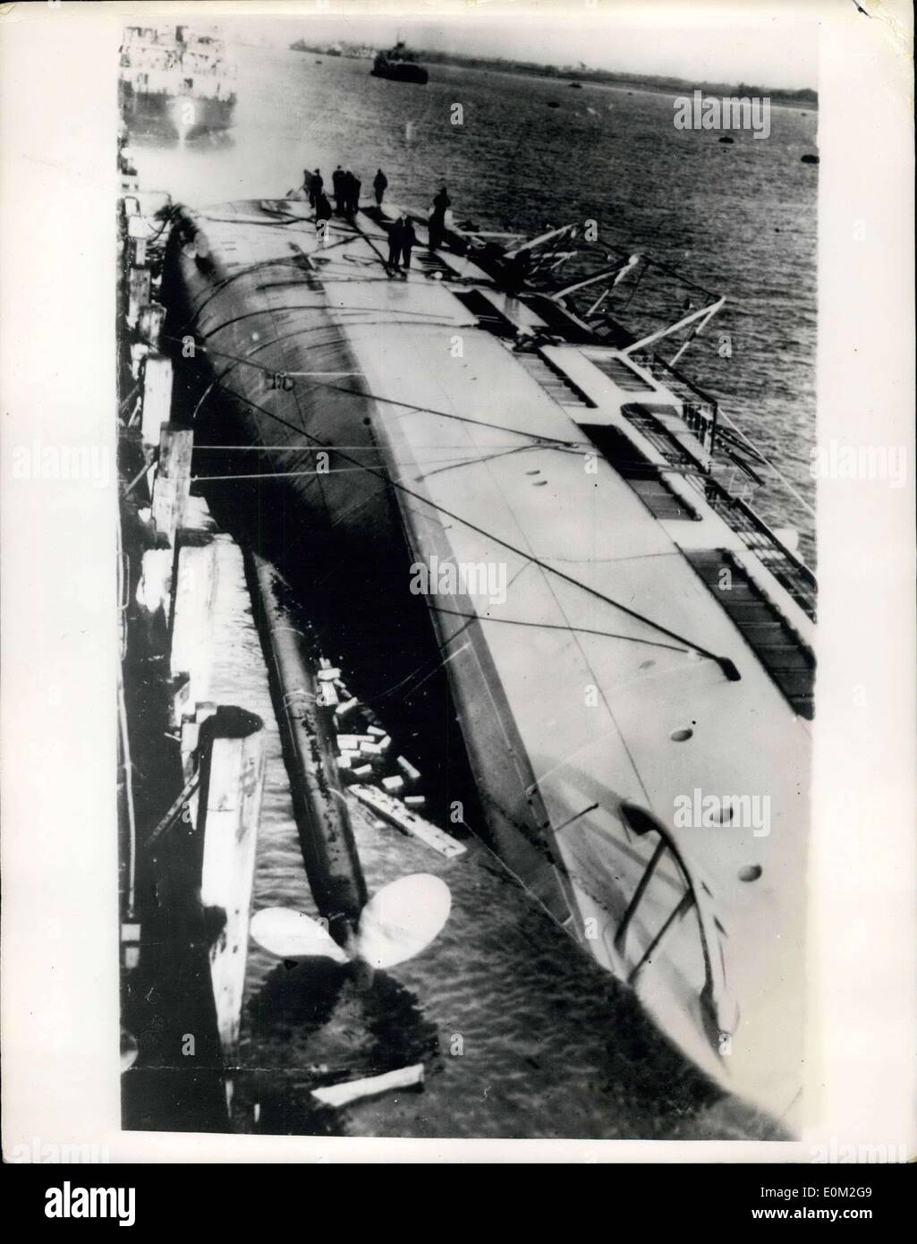 Mar 20, 1953 - Vacanza Nave capsizes dopo la masterizzazione attraverso la notte. ''Kronprinz Frederik'' sul suo lato a Harwich.: 3,895 ton danese nave passeggeri Kronprinz Frederik, che era stato costruito lentamente durante l occupazione tedesca e mantenuta insicura da danesi la scorsa notte.. I vigili del fuoco e motori da tutto Essex ha combattuto le fiamme.. lei era sul suo lato di questa mattina. Mostra fotografica di vigili del fuoco in piedi sul lato della nave capovolta - dopo che era stata bruciata a Harwich - questa mattina. Foto Stock