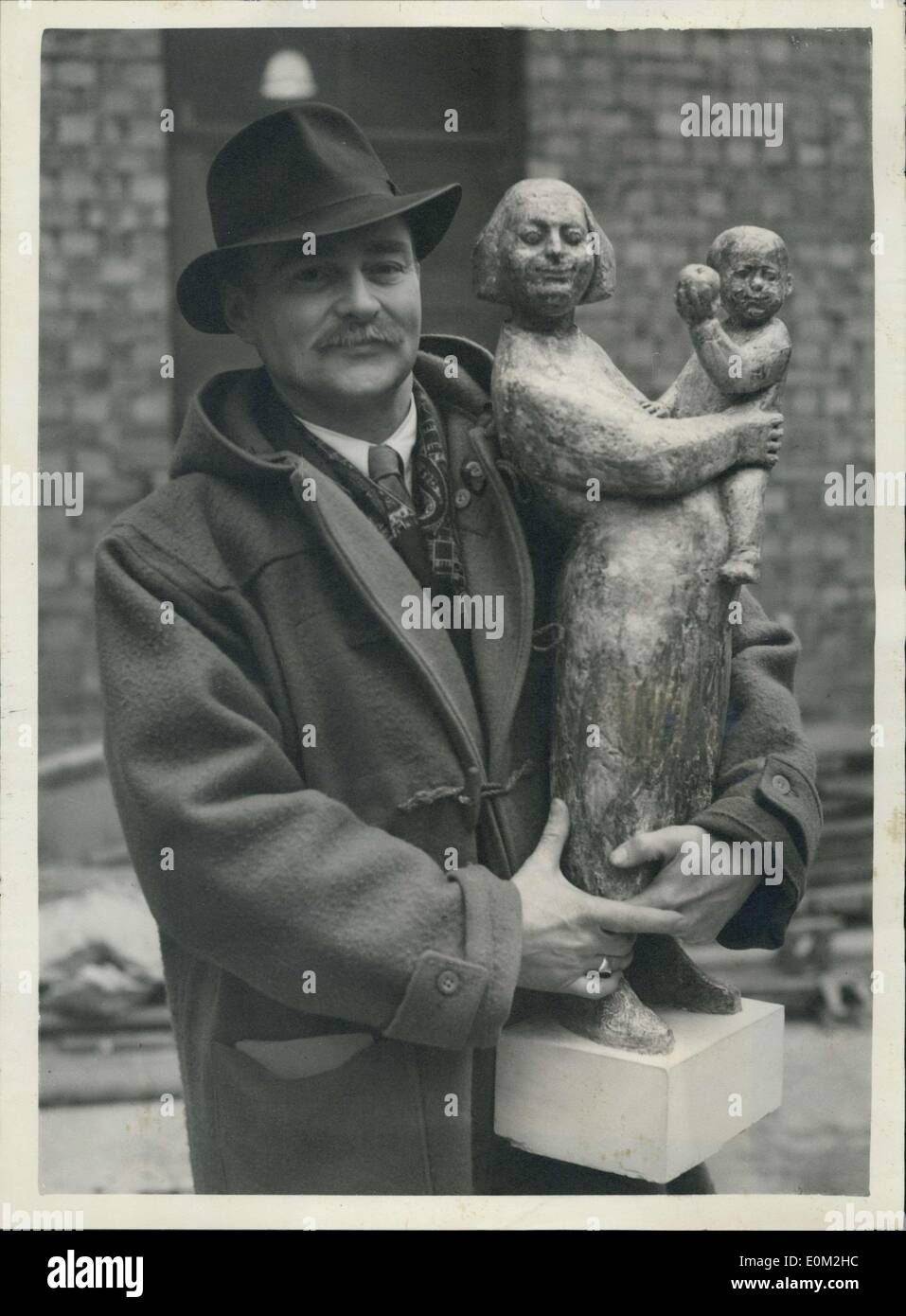 Mar 24, 1953 - Invio - nella giornata per la Scultura alla Royal Academy. ''La mela matura''. Mostra fotografica di John Dowie di Chelsea con Foto Stock