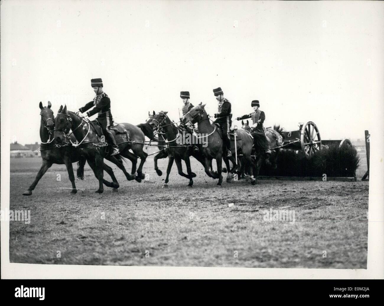 Apr. 04, 1953 - Re della truppa del r.h.a. Provate . anche la pistola non oltre l'ostacolo. Il re della truppa della Royal Artillery cavallo doveva essere visto ripassando all assenzio scrubbs questa mattina per il loro pubblico mostra di questo anno un uomo nuovo oeuvre è effettuata da sei cavalli con agile e un tredici pounder gun - in cui le cariche sopra la ruota cavalli salto indipendentemente - la pistola e agile essendo trascinato oltre il recinto. foto mostra la scena come il team di sei, completa con la pistola e agile - prendete la spazzola in legno ostacolo all assenzio scrubbs oggi. Foto Stock