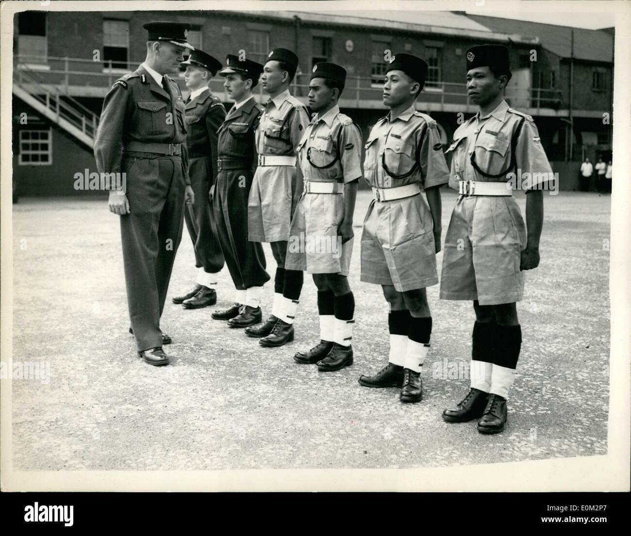 05 maggio 1953 - Colonial incoronazione condizionato a Woolwich sei George Medalists sulla parata.: Membri del coloniale incoronazione contingente., che prenderà parte alla processione di incoronazione, dovevano essere visto presso il Royal Artillery Depot, Woolwich, questa mattina, indossando la loro incoronazione uniformi. La foto mostra la sfilata erano sei George Medalists che hanno ricevuto i loro premi per gallentry in azione in combattimenti contro i comunisti armati terroristi in Malesia. Essi sono ( L a R): Polizia Lieut. I.P.: Hyde, Police-Lieut. T.A. Charlton, CPL, Wan Hassan, CPL. Amran Wan, Sgt. Osman e CPL Foto Stock