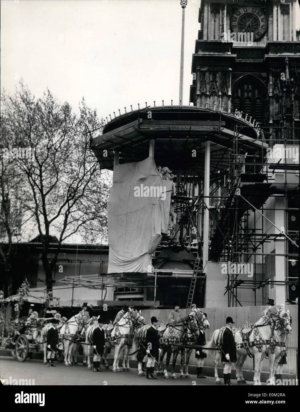 10 maggio 1953 - 10-5-53 Prove generali per l' Incoronazione processione. Una prova per la processione solenne incoronazione come svoltasi questa mattina. Circa trecento soldati sono stati usati per rappresentare la unite prendendo parte. Essi hanno lasciato Buckingham Palace alle 5 del mattino che arrivano a Westminster Abbey a poco più di mezz'ora più tardi. Le truppe portavano battledress e bande non sono stati utilizzati. Lo stato allenatore e un paio di truppe per rappresentare l'immediato entourage riguardava il resto del percorso. Lo scopo della prova era di mettere in pratica il marshalling la processione Foto Stock