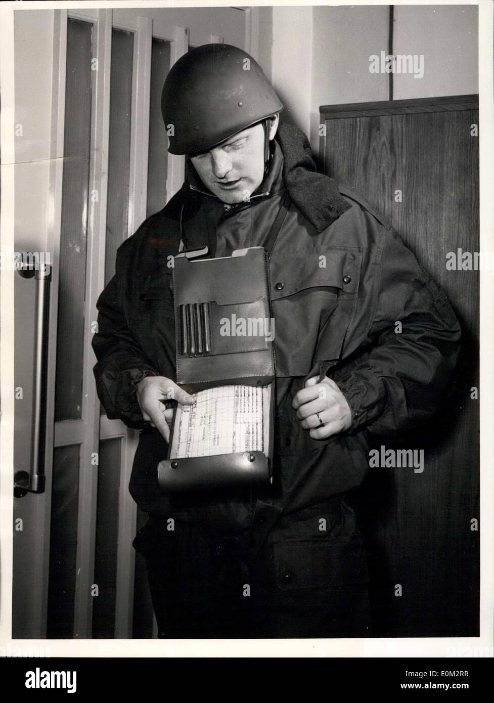 12 maggio 1953 - Germania Anno 1953. Otto anni dopo la resa incondizionata: In un frenetico tentativo di riarmo della Germania occidentale, alleati occidentali sono attualmente attivando speciali commissioni militari con sede a Parigi, Francia. È il compito primario di queste schede militare di approvare o di respingere le raccomandazioni trasmesse dal tedesco le autorità militari, riguardante l'uniformità e lo stile del futuro uniformi per essere rilasciati per le forze tedesche assegnato alla difesa europea eserciti. La foto mostra il modello proposto ed equipaggiamento standard di un Tedesco Dispatch-Rider. Foto Stock
