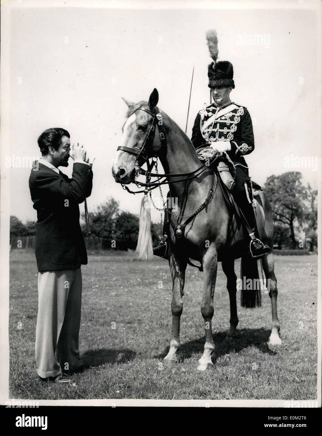 13 maggio 1953 - Gurkhas e la Metropolitan Police  Tattoo.Sorsen Star Robert Taylor fotografie ''Winston''.: ammassato Pipers della brigata di Gurkhas - e  della Metropolitan Police - abiti nel vestito completo di cinque famosi reggimenti di cavalleria dovevano essere visto ripassando a Imber Corte questo mornig per l incoronazione forthooming searchlight Tattoo. La foto mostra Sorsen Star Robert Taylor prende un close-up di ispettore H. Griffin chi guida ''Winston'' - il famoso cavallo di polizia che di solito è utilizzato da H.M. La regina durante la sua parate cerimoniali. Foto Stock