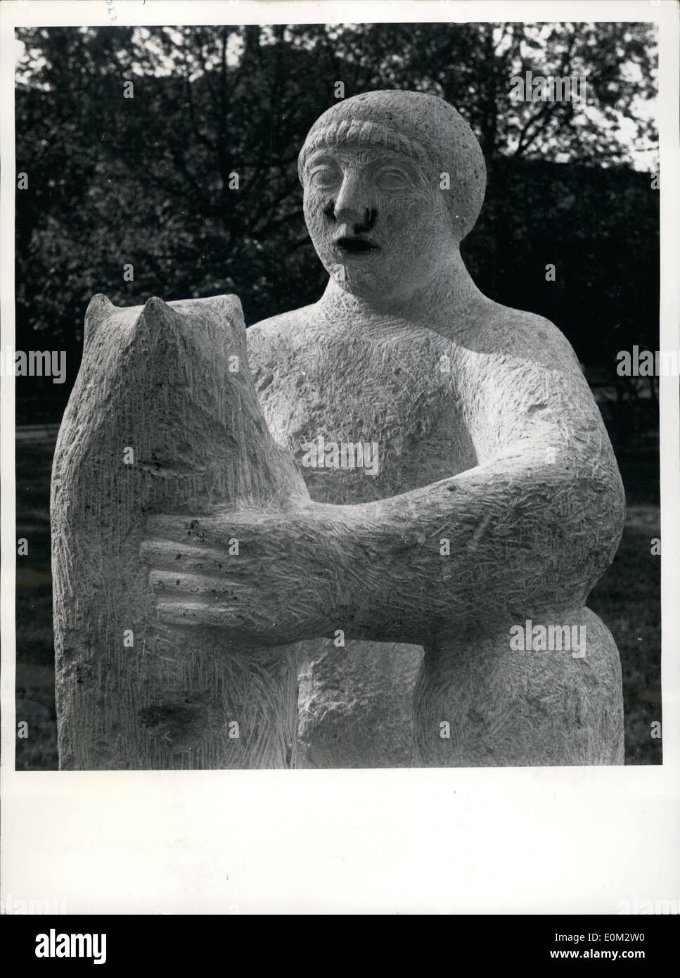 15 maggio 1953 - criticare le opere d'arte moderna - il modo di Duisburg.: La città di Duisburg, Germania ovest aveva acqaired una plastica dal giovane Karl REindl, uno scultore di Landshut. Anche se il lavoro fosse stato contraddistinto con il secondo prezzo, dall'industria Board, Duisburg cittadini non piace la plastica a tutti. Il titolo ufficiale del 'itting  con un cane'' è stato cambiato da Duisburgers in ''Poco il cofano con il Lupo'' quando un uomo sconosciuto (ammissibili) e segnato il viso con Hitler (ammissibili) magistrato ha deciso di rimuovere la (ammissibili) lo zoccolo. Foto Stock
