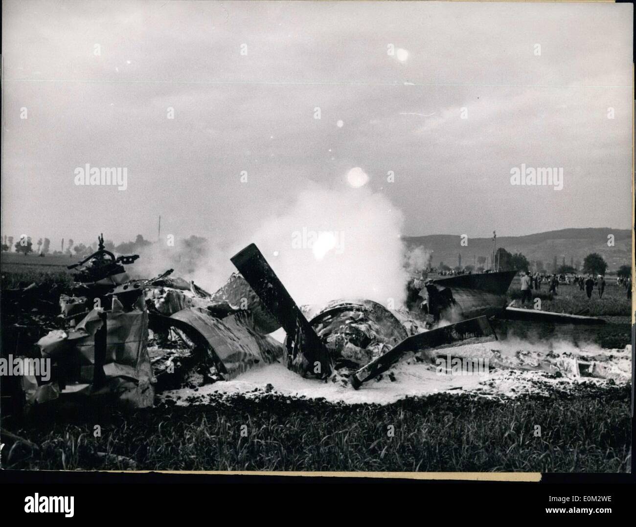 16 maggio 1953 - Durante le manovre, un American jet fighter, F-89, entra in collisione con un veicolo di trasporto, G-82. Almeno cinque persone sono state uccise, e di polizia, della Croce Rossa e i vigili del fuoco hanno assistito alla scena. American MPs arrivato sulla scena poco dopo. Il pilota del jet da combattimento perse entrambe le gambe. Nella foto è lo sfortunato crash site in Helmsbach. Foto Stock