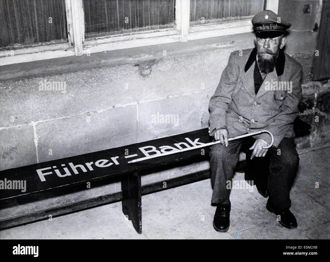 Guida di Rothenburg tenendo a riposo su una panchina tra la guida Foto Stock