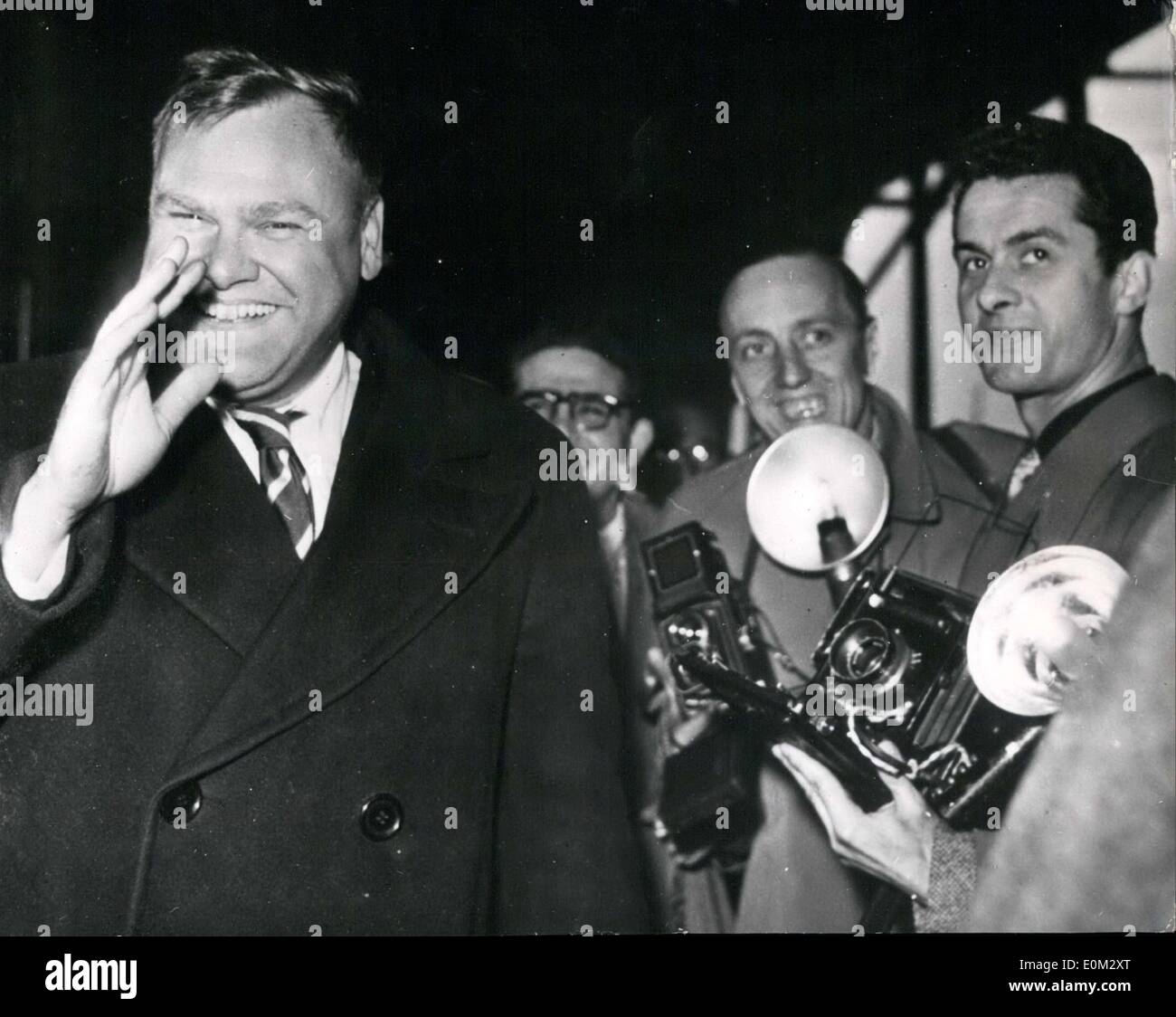 Apr. 11, 1953 - giornalista americano John Roderick è raffigurato qui a Parigi la stazione Gare du Nord. Un gruppo si erano riuniti a salutare il francese leader comunista Maurice Thorez, che è stato programmato per arrivare in quel giorno. Quando un uomo è uscito del treno era pienamente accolti dalla massa di persone. Si scopre che esso è stato l'Americano che porta una strana assomigliano al leader comunista. Foto Stock