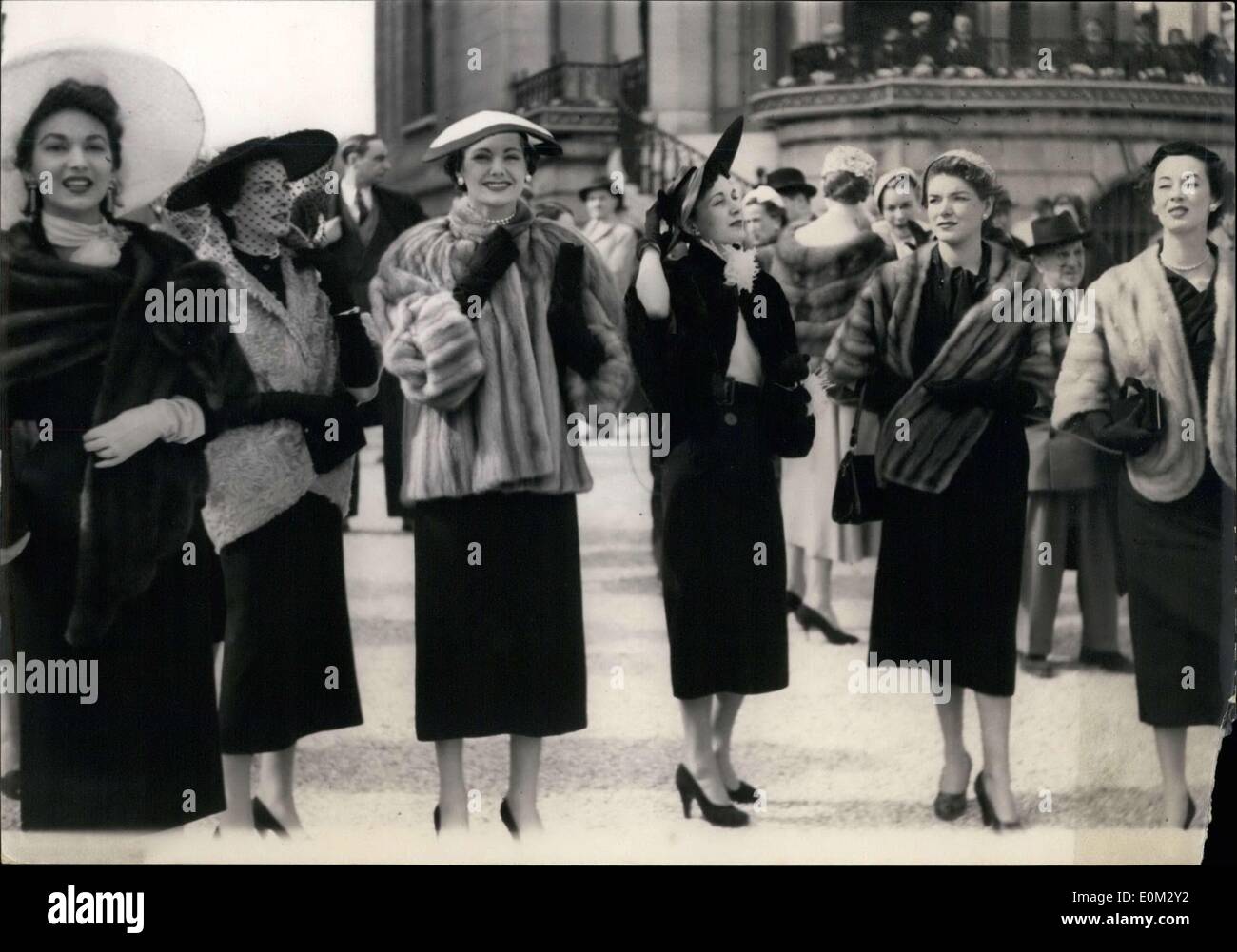 Apr. 12, 1953 - elegantemente vestito le donne a Longchamp Cavallo di Razza Foto Stock