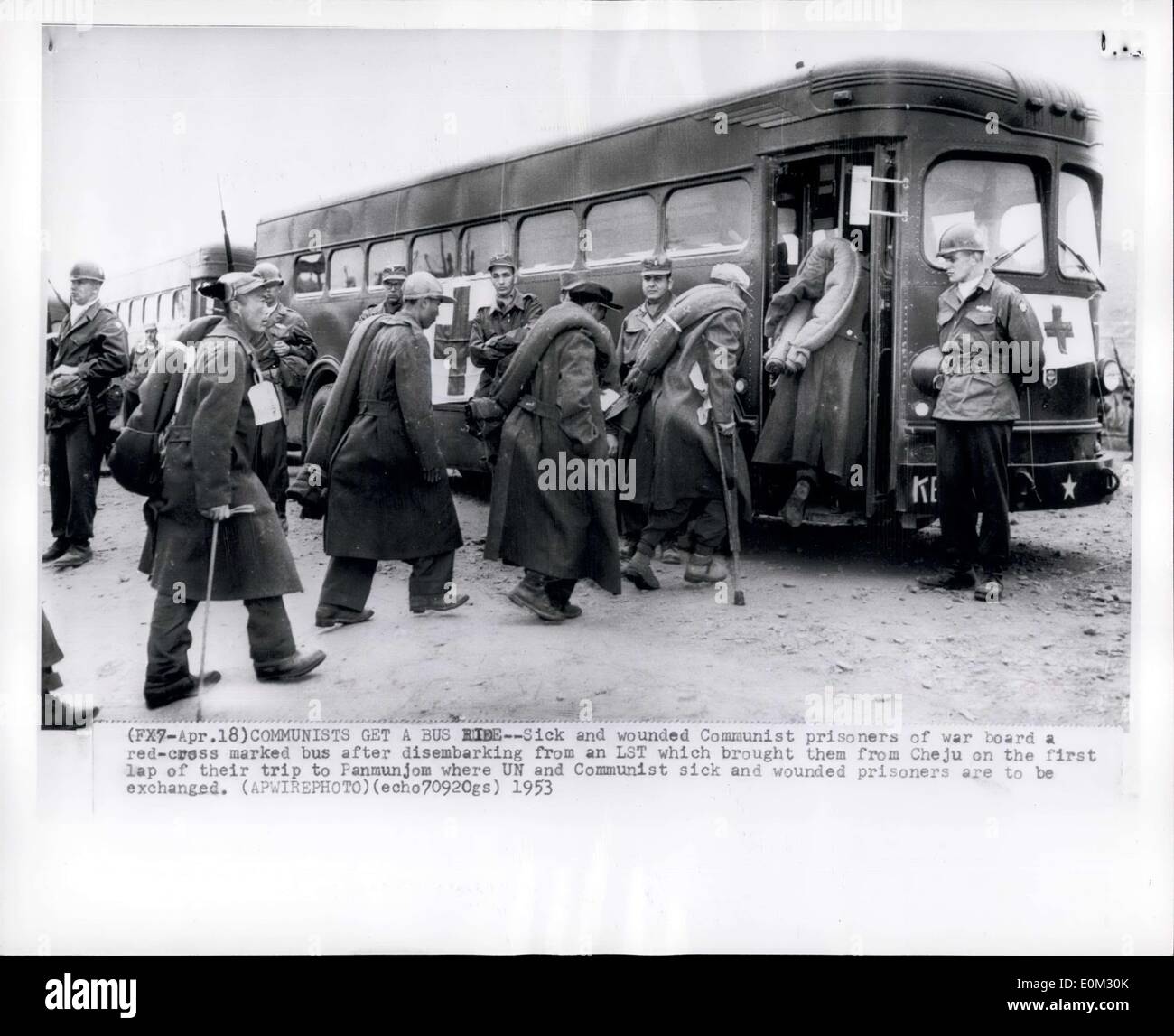 Apr. 18, 1953 - comunisti prendere un autobus: malati e feriti prigionieri comunisti di guerra a bordo di un rosso-cross contrassegnato bus dopo lo sbarco da un LST che li ha portati da Cheju sul primo giro del loro viaggio a Panmunjom dove ONU e la comunista malati e feriti prigionieri sono scambiati. Foto Stock