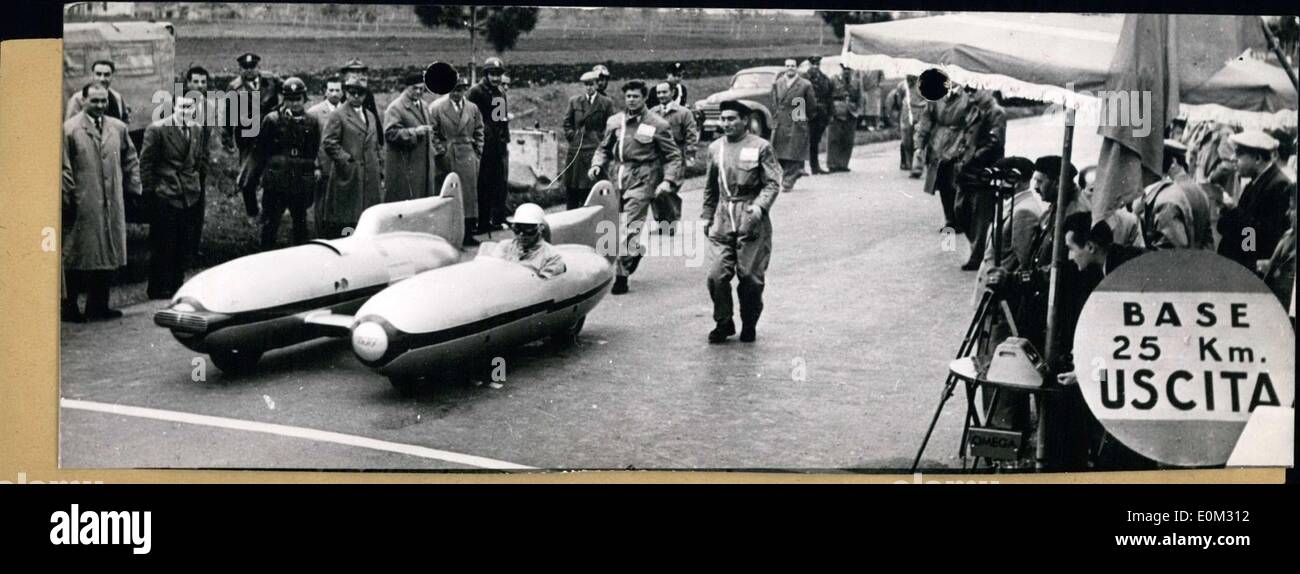 Apr. 20, 1953 - campione del mondo Taruffi di auto, qui illustrato, assomiglia a un doppio tornado. Esso disputato il a 300500 ccm classe e ha raggiunto un nuovo record. La vettura è di uno a quattro cilindri Hilera e raggiungere una velocità fino a 166km/h. Foto Stock