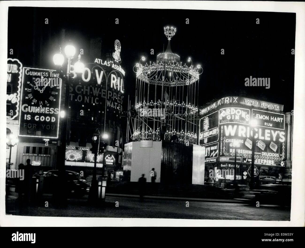 22 maggio 1953 - i preparativi per l'incoronazione. Le spie Vai fino intorno a Eros.: Foto mostra le incoronazioni di luci fino intorno a Eris per rendere ancora più luminoso Piccadilly. Folle sono state lì a guardare gli operai rimuovere alcune delle impalcature e schermi che circondano la famosa statua. Foto Stock