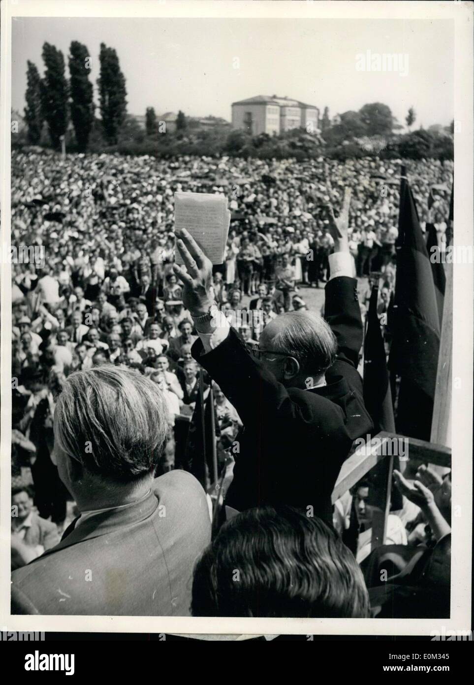 24 maggio 1953 - Frankfurt am Main ha ospitato un enorme rally nella parte anteriore del padiglione espositivo per Sudeti tedesco giorno. I partecipanti hanno accolto un uomo, Emmanuel Reichenberger(raffigurato con la carta in mano) molto calorosamente. Foto Stock