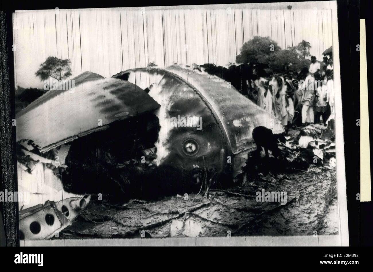 Maggio 04, 1953 - British ''Comet'' aereo di linea si blocca vicino a Calcutta... Forty-Three uccisi nel misterioso incidente." Gli investigatori stanno procedendo nella misteriosa crash nel corso del fine settimana di una cometa britannico aereo Jet.. La macchina è stato visto al naso-dive come una palla di fuoco su un villaggio - solo 6 minuti dopo il decollo dalla Dum Dum aeroporto, Calcutta, India - durante il viaggio per Londra.. Non ci furono sopravvissuti dei quarantatré passeggeri e dell'equipaggio.. Keystone Radio Foto Mostra:- l'estremità di coda della fusoliera della cometa che è stato trovato circa 150 iarde dalla principale relitto, vicino a Calcutta. Foto Stock