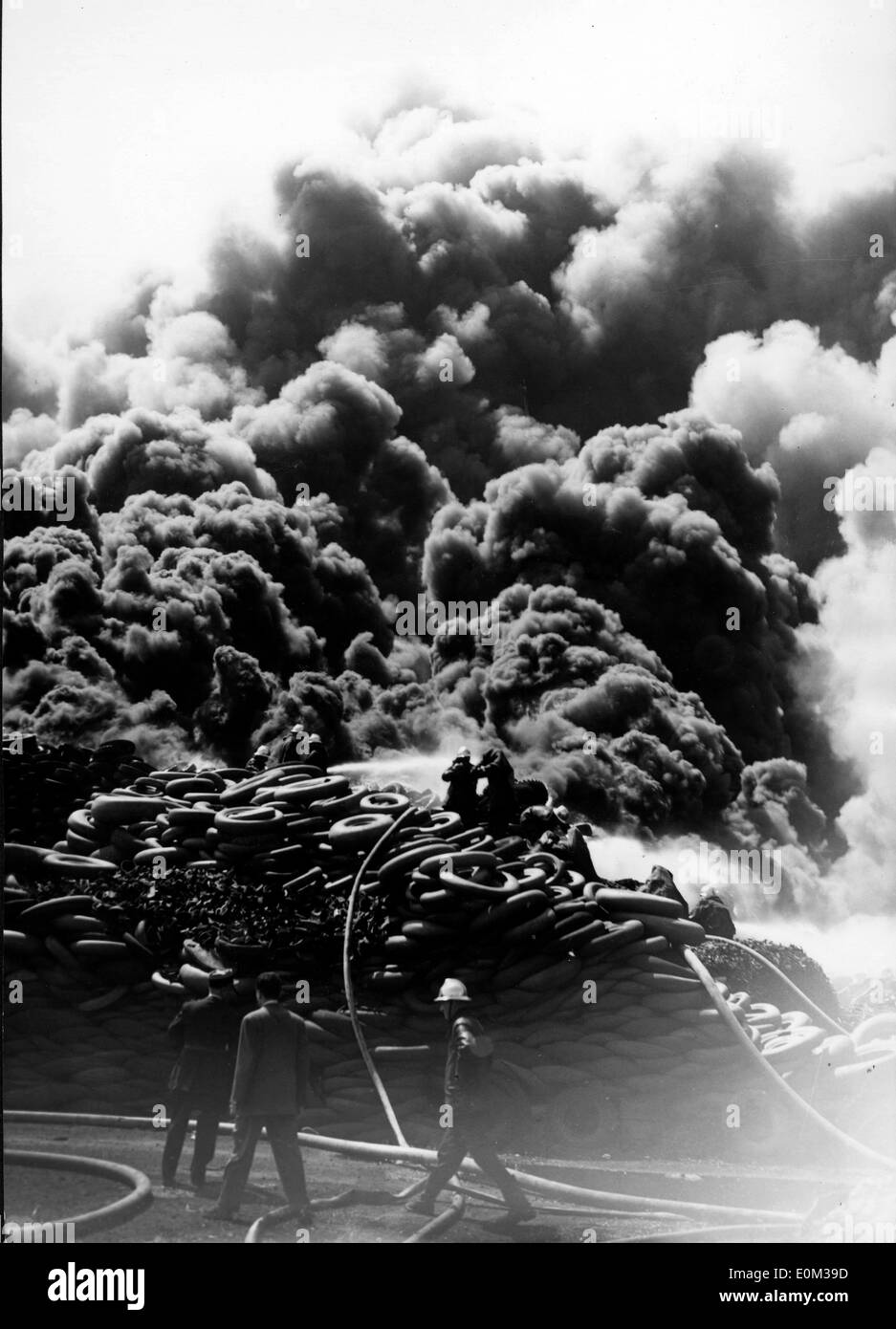 Pneumatici vecchi distrutto da un incendio a Parigi, 1953 Foto Stock