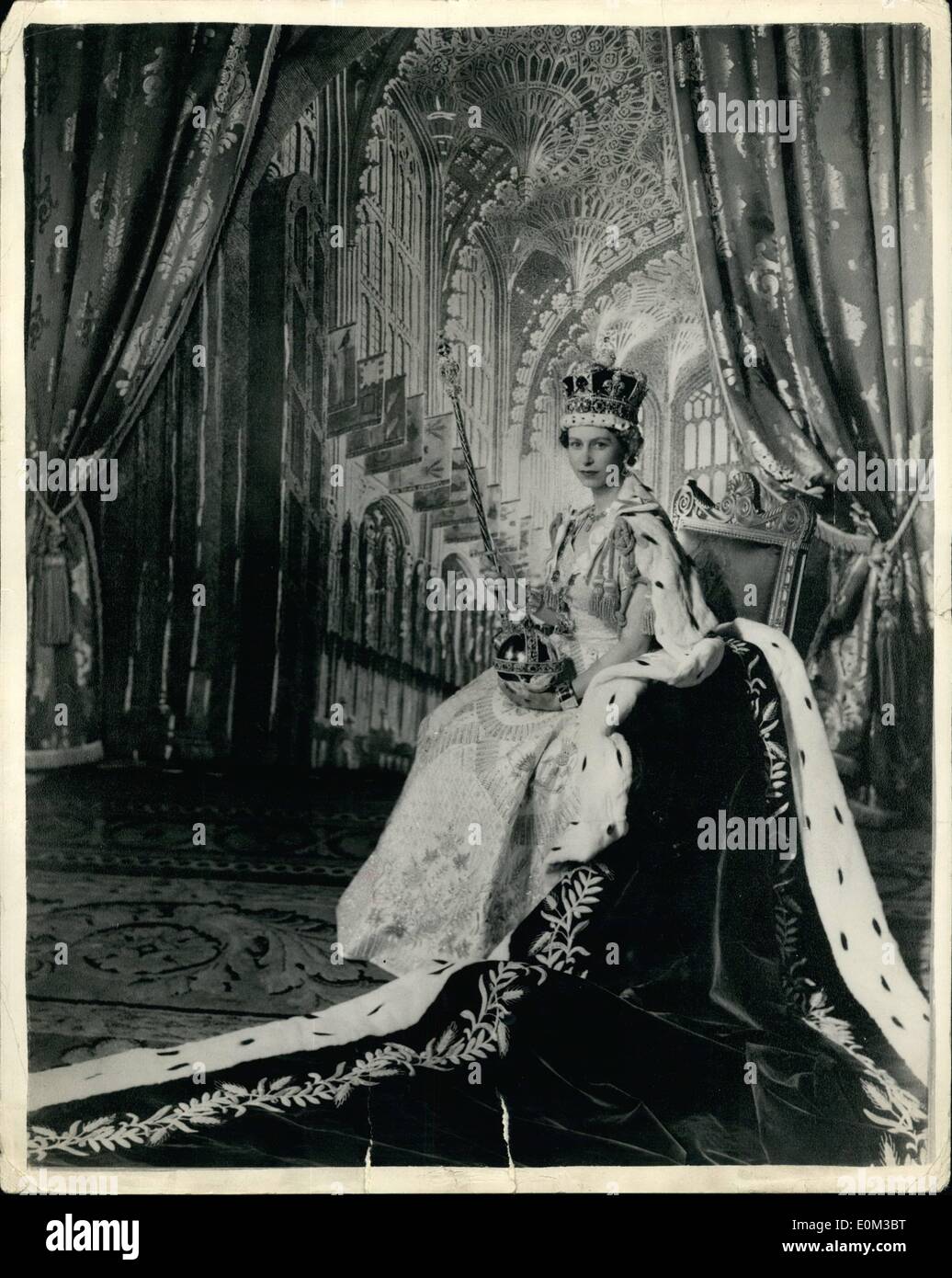 Giugno 06, 1953 - Queen Elizabeth II. Nella Sala del Trono di Buckingham Palace dopo la sua incoronazione: H.M. Queen Elizabeth II poste per Foto Stock