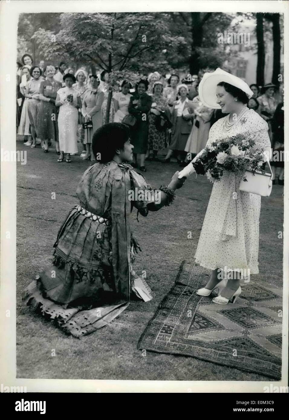 Giugno 06, 1953 - Regina madre assiste garden party; un garden party organizzati da donne del Corona Club, è stato tenuto a Lambeth Palace ieri, in presenza della regina Elisabetta Regina madre. La foto mostra la regina madre riceve Laiy Sukuna Marata, delle Isole Figi presso il garden party. Foto Stock