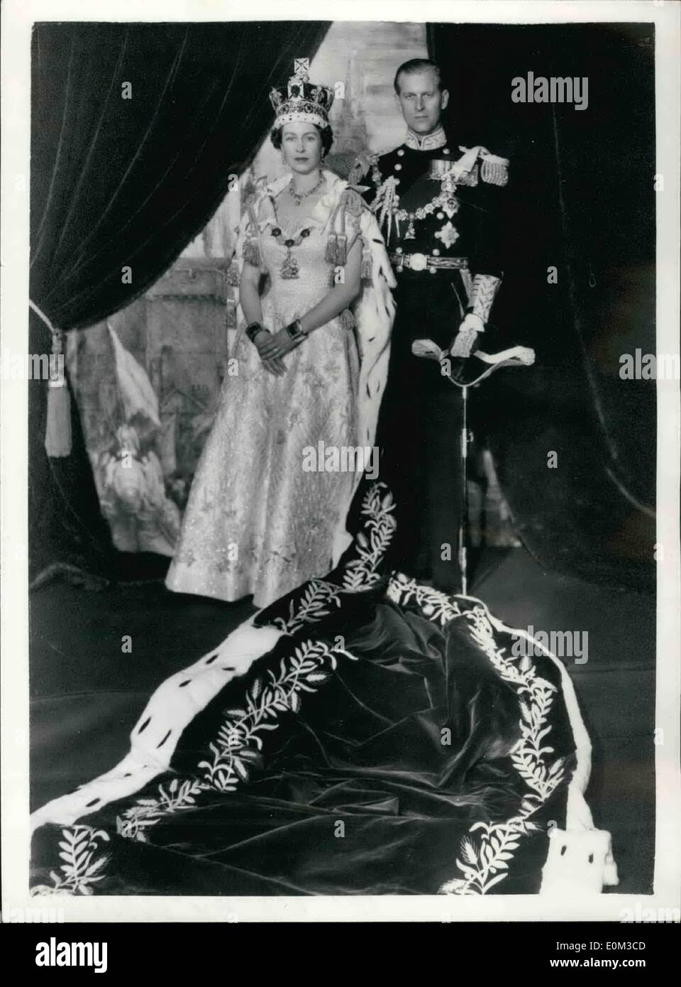 Giugno 06, 1953 - La Regina Elisabetta II e il Duca di Edimburgo nella Sala del Trono del Palazzo di Buckingham; H.M. Queen Elizabeth II pone con suo marito il Duca di Edimburgo nella Sala del Trono del Palazzo di Buckingham per questa immagine da Cecil Beaton. La regina indossa la sua Incoronazione di stato accappatoi, mentre il duca se vestito in uniforme di ammiraglio della flotta. La foto è stata scattata dopo la sua incoronazione il 2 giugno 1953. Foto Stock