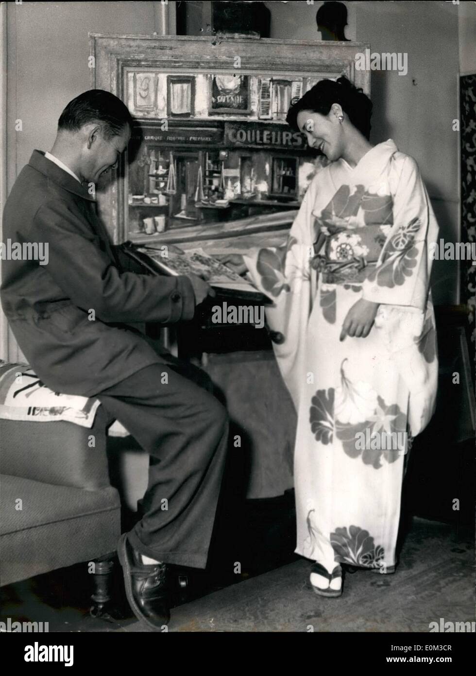 Giugno 06, 1953 - artista giapponese aggiudicato ''populista del " Premio per il miglior panorama di Parigi: 48-Year-Old artista giapponese Takanori Oguiss mostra la moglie Miyoko uno dei suoi dipinti (un paesaggio di Parigi) cui è stato aggiudicato l'Annuale ''populista del " Premio. M. Takanori è stato residente a Parigi per gli ultimi venti anni e si è specializzato in paesaggi e scene della vecchia Parigi. Foto Stock
