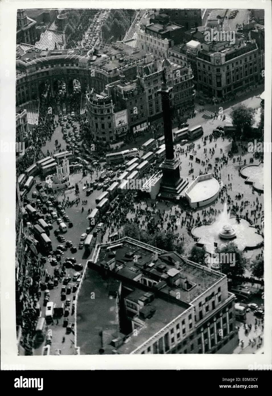 Giugno 06, 1953 - auto e persone pack Trafalgar square... Scena Pre-Coronation dall'aria.. La scena dall'aria nel pomeriggio di ieri come flussi di auto e persone di viaggio per e dal centro commerciale Mall e Trafalgar square. Gli autobus sono inceppati del cofano per coda intorno Nelson la colonna. Foto Stock