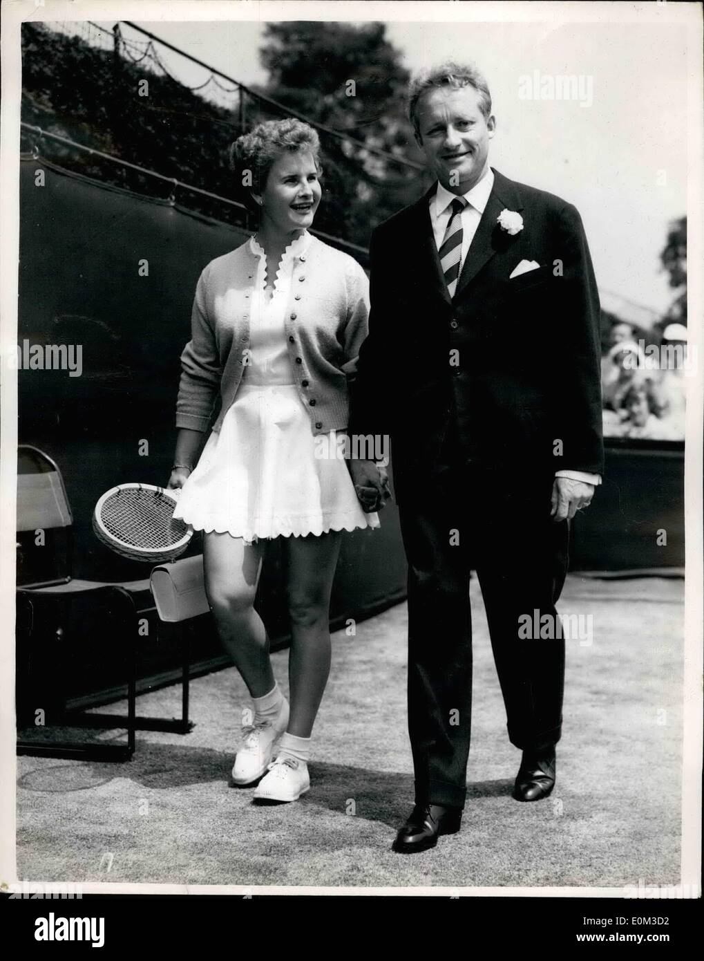 Giugno 06, 1953 - Sposa arriva a Wimbledon - per i campionati..solo sposato questa mattina: competere nel torneo di Wimbledon Tennis Championships questo pomeriggio è svizzero la stella del tennis Violette Rigollet. Lei è arrivata presso i tribunali accompagnata dal marito il sig. Ludolf Brinski, ex ex polacca, che ha vissuto in Svizzera per gli ultimi nove anni. La coppia era sposato questa mattina presso il Registro Keraington Office. La foto mostra la sposa - Pronto per il tennis è accompagnata dal marito come lei cammina davanti ai tribunali di questo pomeriggio. Foto Stock