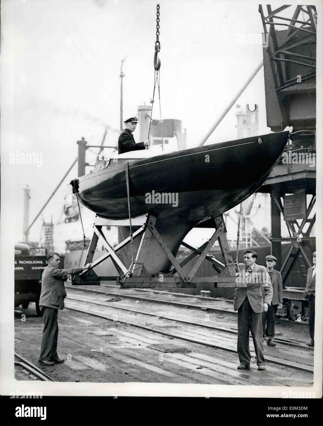 Giugno 06, 1953 - Duca di Edimburgo di Racing Yacht arriva dalla strada per la regata: foto mostra il Duca di Edimburgo di racing yacht " Bluebottle'' - viene scaricato da un camion all'arrivo a Granton - dopo un viaggio di 500 miglia di strada da Gosport - di prendere parte nella quarta regata. Foto Stock