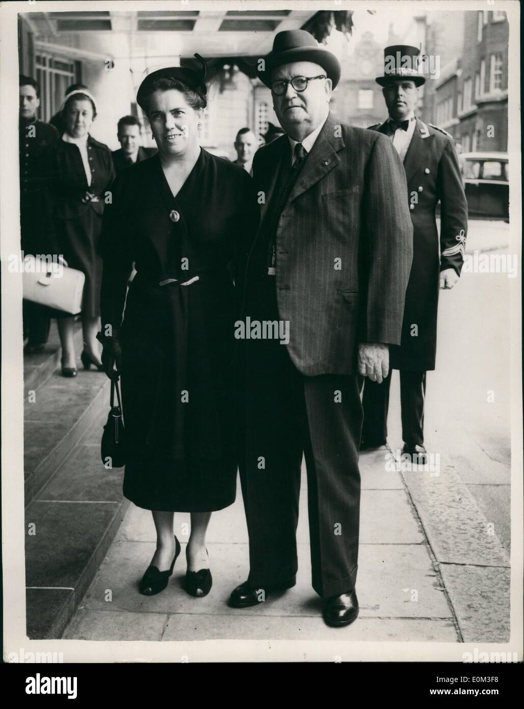 5 maggio 1953 - il primo Ministro sudafricano arriva per l'incoronazione...   . La foto mostra il Dr Malan, primo Ministro del Sud Africa - visto con sua moglie al Dorchester Hotel questo pomeriggio.. Sono partiti da Southampton per le cerimonie dell'incoronazione. Foto Stock