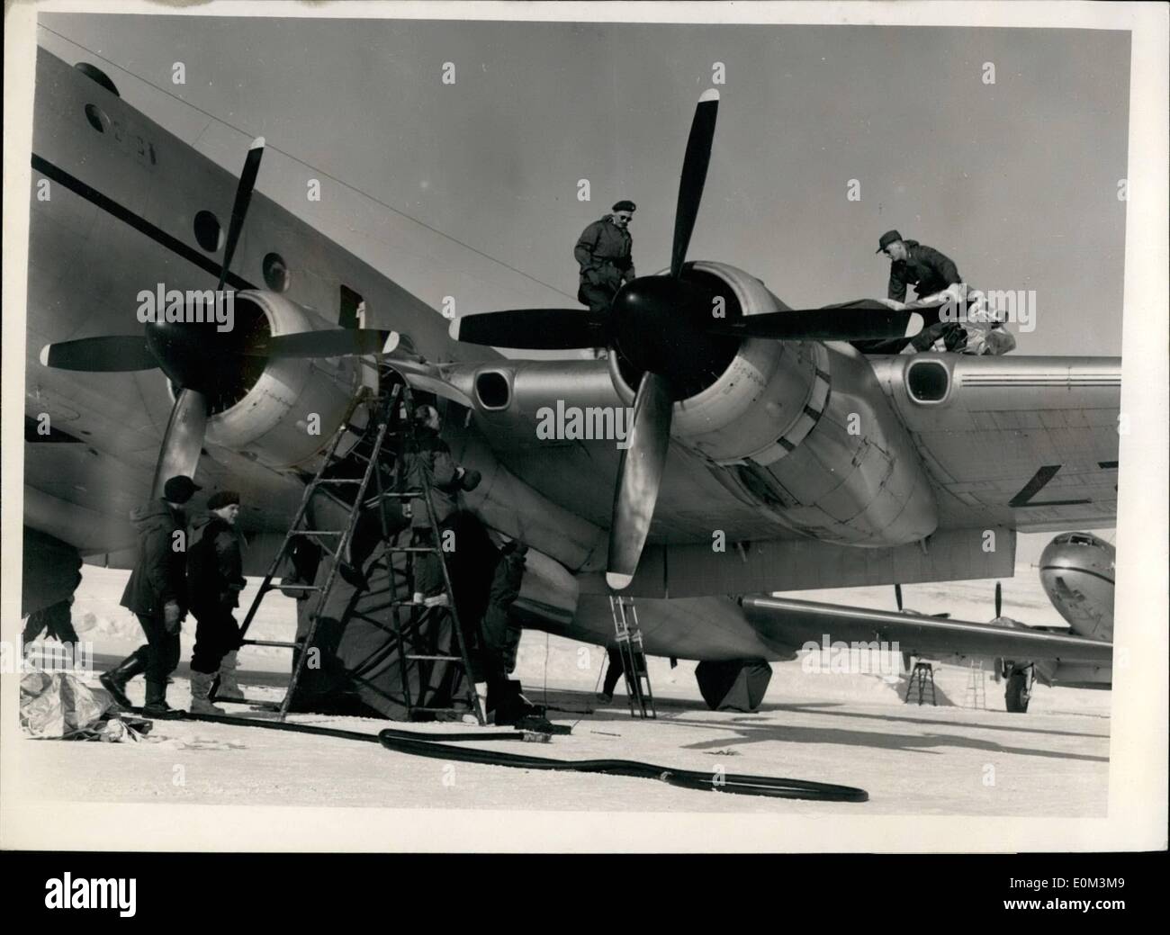 05 maggio 1953 - volare sopra il polo nord: Due Hastings aerei della Royal Air Force Flying College a Ranby, linee. sono appena rientrati con queste fotografie scattate da un Ministero dell'aria fotografo di volare al di sopra e vicino al Polo Nord. Ciascun aeromobile cerchiato il polo geografico su due 11-ora combatte dalla Royal Canadian Air Force Base a Resolute Bay, che è all'interno del circolo polare artico (posizione: 74 gradi 50 minuti a nord, 95 gradi ovest) Foto Stock