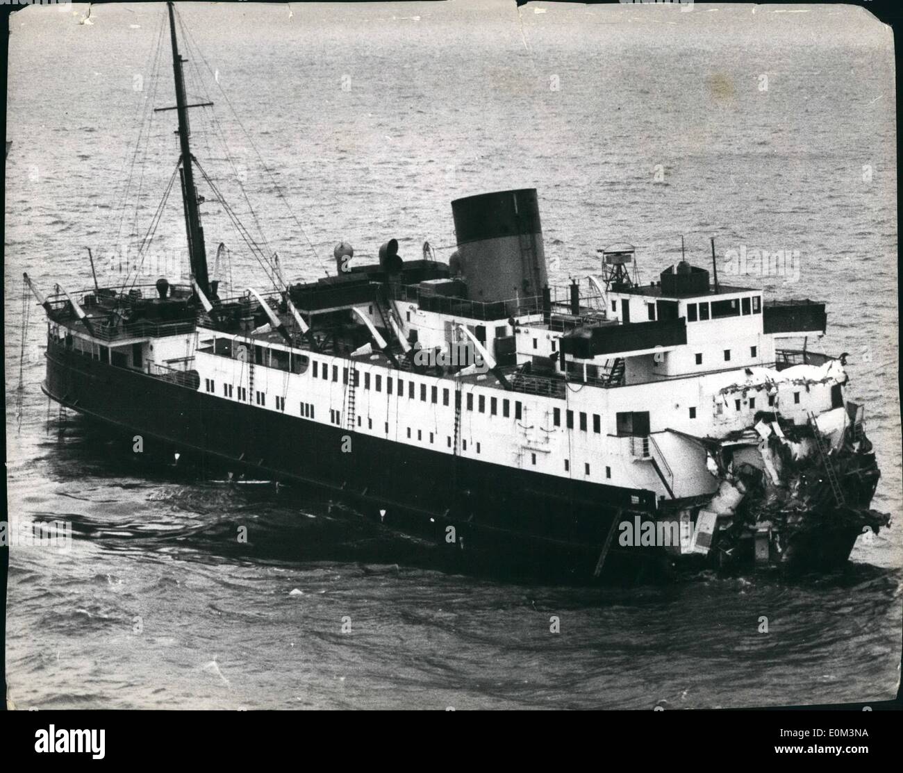 05 maggio 1953 - Nave con 507 a bordo tagliato in due in crash: British Railways vaporizzatore Duca di York (4190 tonnellate), con 437 passeggeri e 70 equipaggio è stato tagliato in due in collisione con la nave del carico americana Haiti vittoria (7607 tonnellate) nel Mare del Nord, 40 miloes est di Herwich presto oggi. Dopo la collisione la vittoria di Haiti ha attirato lungo il lato del Duca di York e ha preso la maggior parte dei suoi passeggeri e alcuni dei membri dell'equipaggio. e ha preso il suo nel rimorchio. Tutto il Duca di York del bow dalla marcia avanti del ponte si è rotto ed affondò Foto Stock