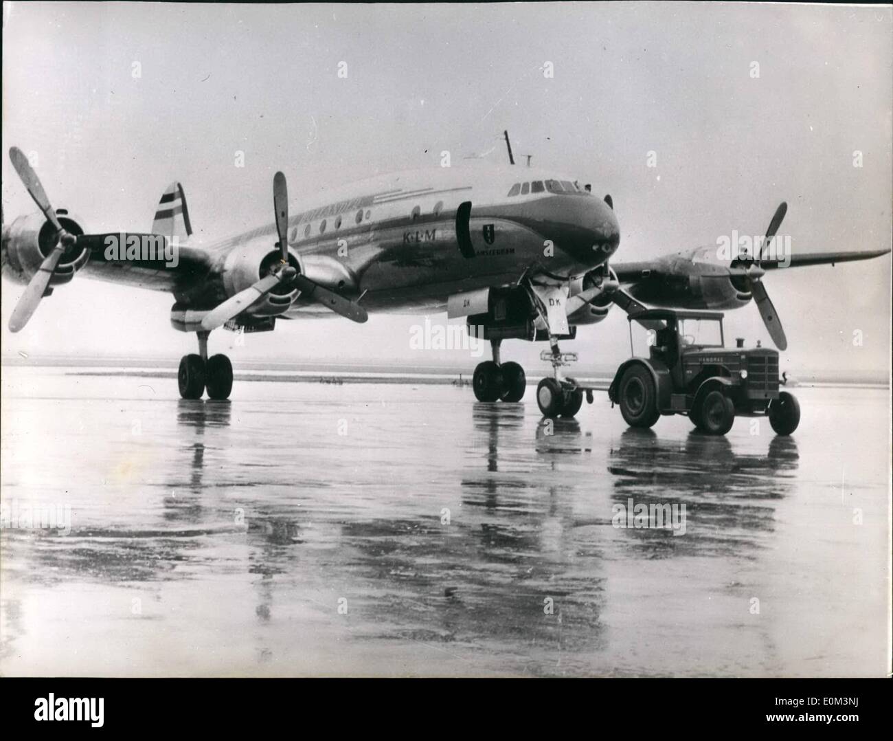 05 maggio 1953 - Hanomag costruisce air-port per i trattori per i Paesi Bassi: ''Hanomag'' riuscito come la prima azienda al mondo per costruire un trattore per aria-porti non sobbalza. Molti trattori potrebbero non essere utilizzati su aria-porte come tutti hanno fatto non master questo problema che grandi aerei devono essere trascinati senza sobbalzi. Le ruote anteriori di grandi aerei sono davvero eccellenti molle ma sono molto facilmente danneggiati da disegno e pressione. Il Royal Dutch Air Lines (KLM) ordinato questi trattori con il ''Hanomag'' Foto Stock