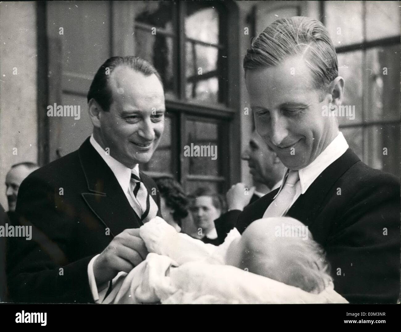 05 maggio 1953 - Il Terzo in linea... appena nato figlio del Principe Louis Ferdinand con suo padre e suo nonno Principe Wilhelm Foto Stock