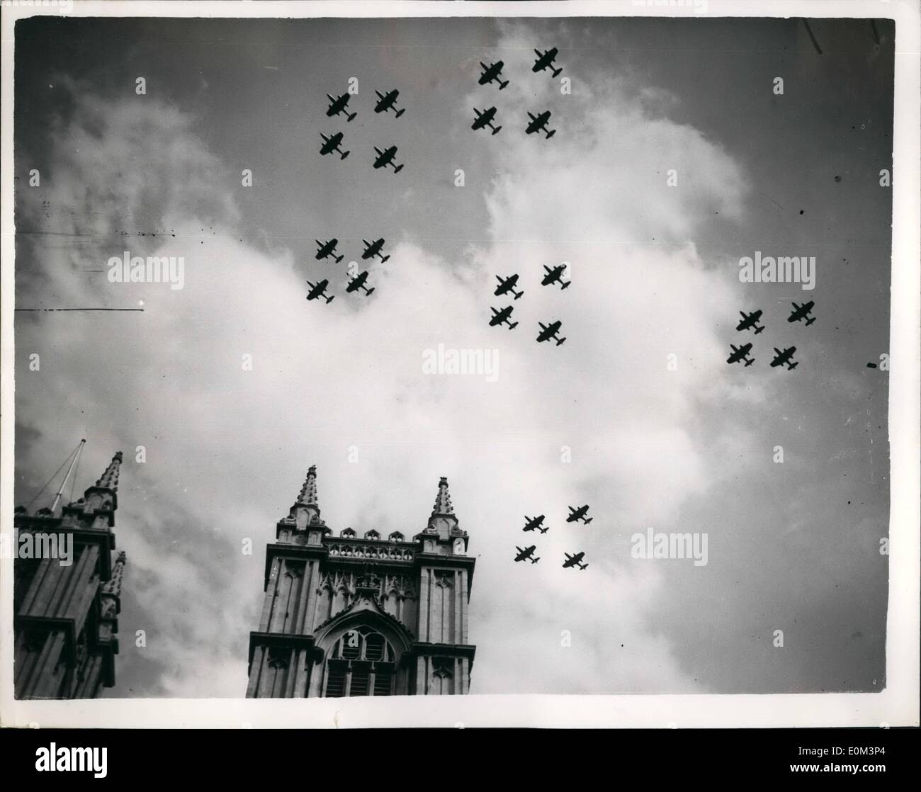 05 maggio 1953 - R.A.F volare oltre oltre l'Abbazia: mentre la regina era all'interno di Westminster Abbey partecipa oggi della incoronazione di prove - R.A.F. aerei volò durante la loro incoronazione fly cast prove. Mostra fotografica di aeromobili battenti sul Westminster Abbey durante oggi le prove. Foto Stock