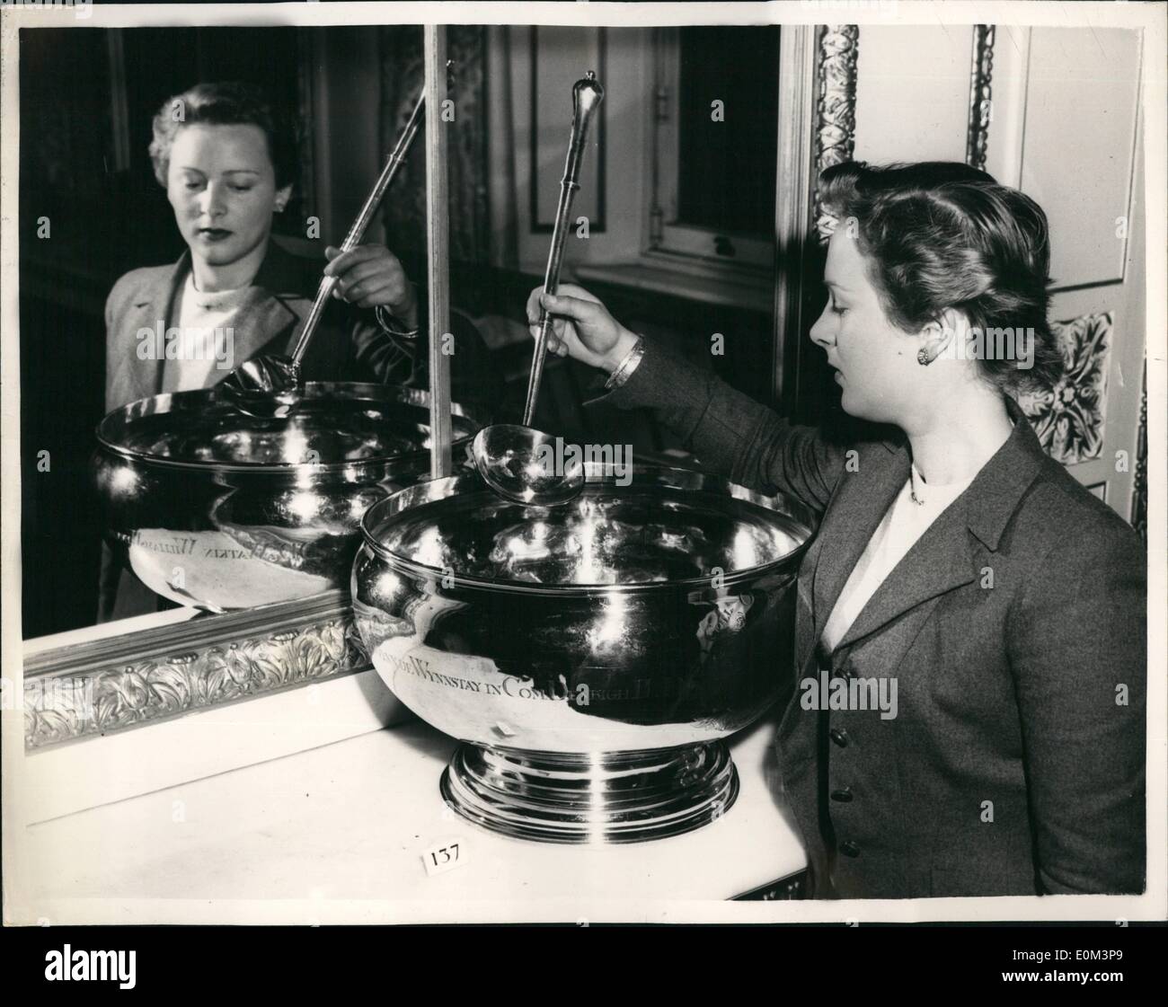 05 maggio 1953 - strettamente sorvegliato le reliquie dei Re della mostra.Punch Bowl e Ladie da Jesus College: articoli per un valore di circa un milione di Foto Stock