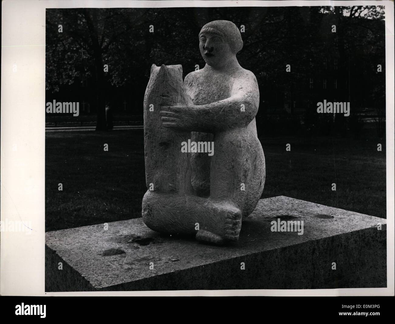 05 maggio 1953 - criticare e moderne opere d'arte-il modo di Duisburg: la città di Duisburg, Germania ovest aveva acquisito una plastica dal giovane Karl Reindl, uno scultore di Landshut. Anche se il lavoro fosse stato contraddistinto con la 2nd, prezzo, dall'industria Board. Duisburg cittadini non piace la plastica a tutti./ il titolo ufficiale del 'itting cameriera con un cane'' è stato cambiato da Duisburgeres in ''Cappuccetto rosso con il Lupo'' quando un uomo sconosciuto ha preso un rossetto e segnato il viso con Hitler baffi, il magistrato ha deciso di rimuovere la figura del plinto. Foto Stock