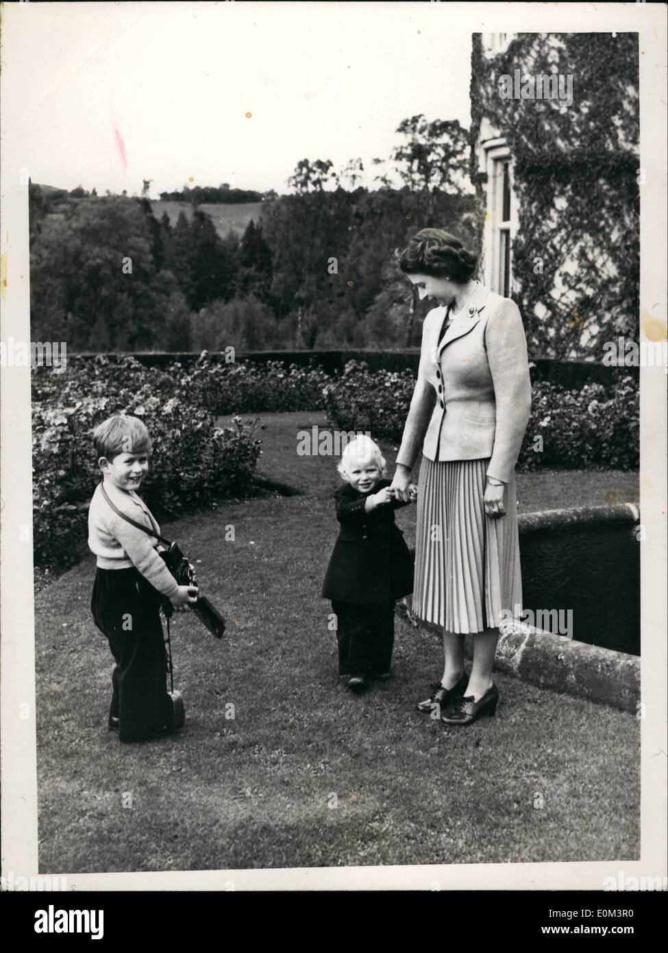 05 maggio 1953 - Nuove fotografie della sua Majest la Regina, il principe Carlo e la principessa Anne, sono stati rilasciati per la Pubblicazione Generale il 1 maggio, 1953. No. R.673 foto mostra il Principe Carlo in attesa con la sua fotocamera per scattare una fotografia della Regina e la Principessa Anna di motivi di Balmoral. Foto Stock