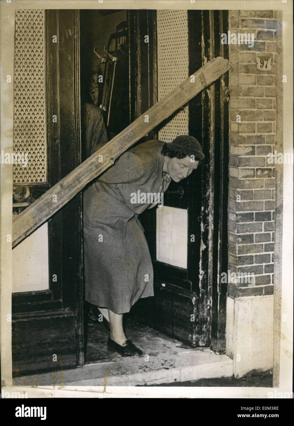 05 maggio 1953 - Regina Juliana tours aree alluvione presso il villaggio di Nieuw Vosmser. La foto mostra la regina Juliana dei Paesi Bassi anatre per evitare il supporto - quando ha lasciato una casa danneggiata - durante il suo tour dell'area inondabile presso la casa - durante il suo tour dell'area inondabile presso il villaggio di Nieuw Vosmeer, Olanda. Foto Stock