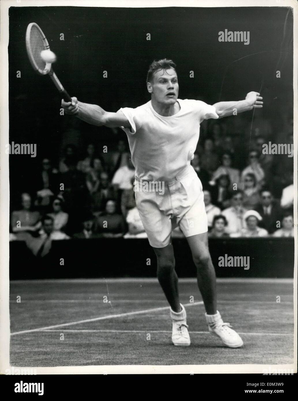 Giugno 06, 1953 - Prato i campionati di tennis a Wimbledon : Mostra fotografica di L.Bergelin, della Svezia, in azione contro G.E. Worthington, Foto Stock