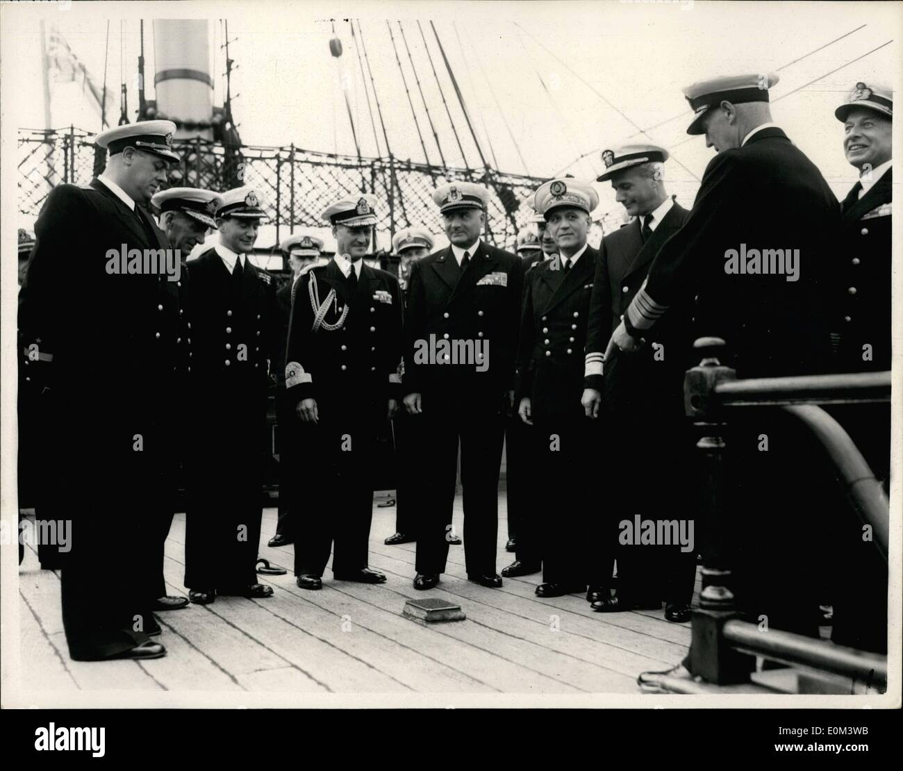 Giugno 06, 1953 - Revisione della Flotta gli ospiti visitare H.M.S. vittoria guardando sopra la famosa nave. Membro dell'equipaggi stranieri di navi della marina militare - ora assemblato fuori Portsmouth per la prossima settimana la flotta la revisione da parte di H.M. La regina - ha pagato una visita a H.M.S vittoria questo pomeriggio. mostra fotografica di Ammiraglio Sir John Edelsten c.in g di bocca di porto - sulla destra indica il punto in cui Nelson cadde ai visitatori una barba H.M.S. La vittoria di oggi inclusi Capitan rudakov della nave russa 'svedlov' Foto Stock