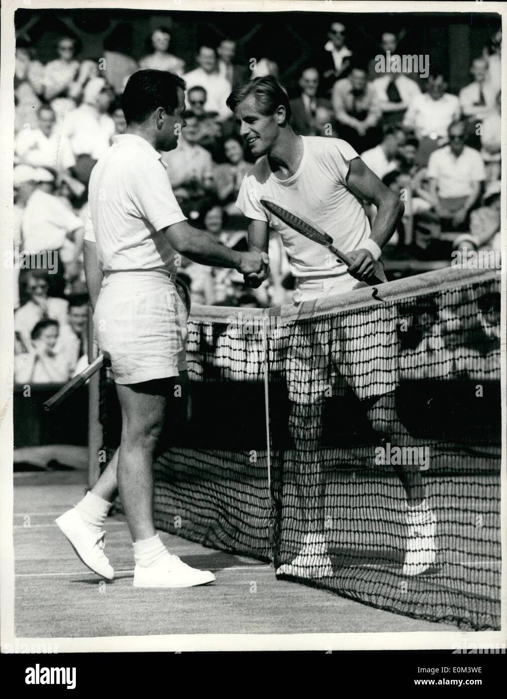 Giugno 06, 1953 - Il Torneo di tennis di Wimbledon. 26.6.53. La foto mostra: Arte Larsen (U.S.A.) scuote le mani con il suo avversario T. Johansson (Svezia) dopo aver sconfitto lui in 3 set di oggi. Keystone Foto Stock
