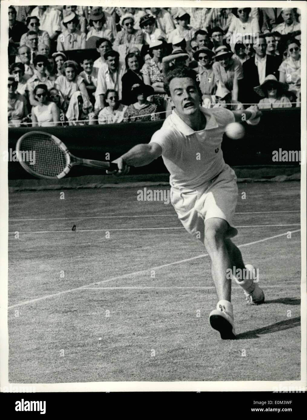 Giugno 06, 1953 - Il Torneo di tennis di Wimbledon. 26.6.53. La foto mostra: R.K. Wilson (G.B.) visto in azione durante il suo gioco con S. Davidson (Svezia). Keystone Foto Stock